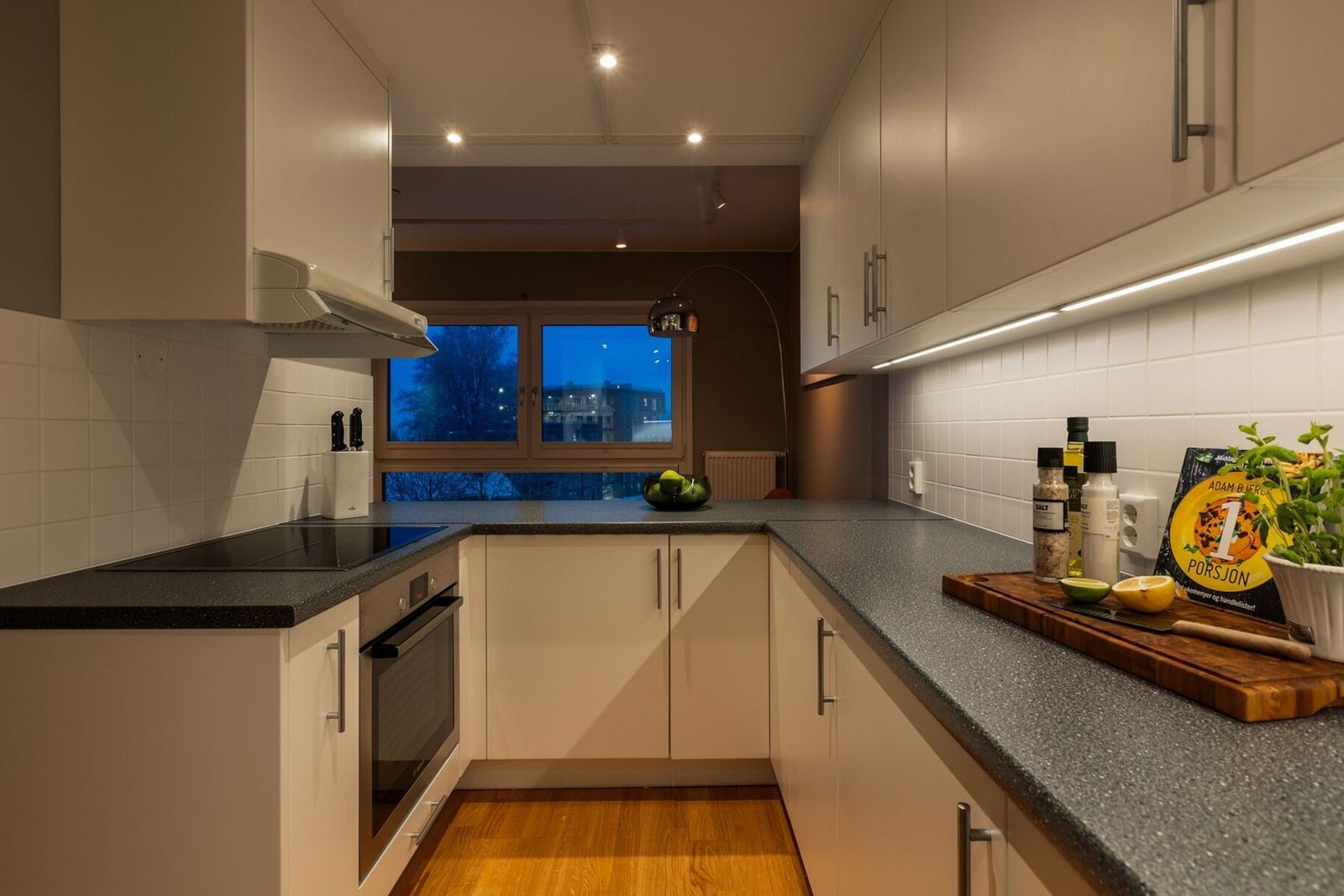 Kveldsstemning på kjøkkenet. Galleribilde