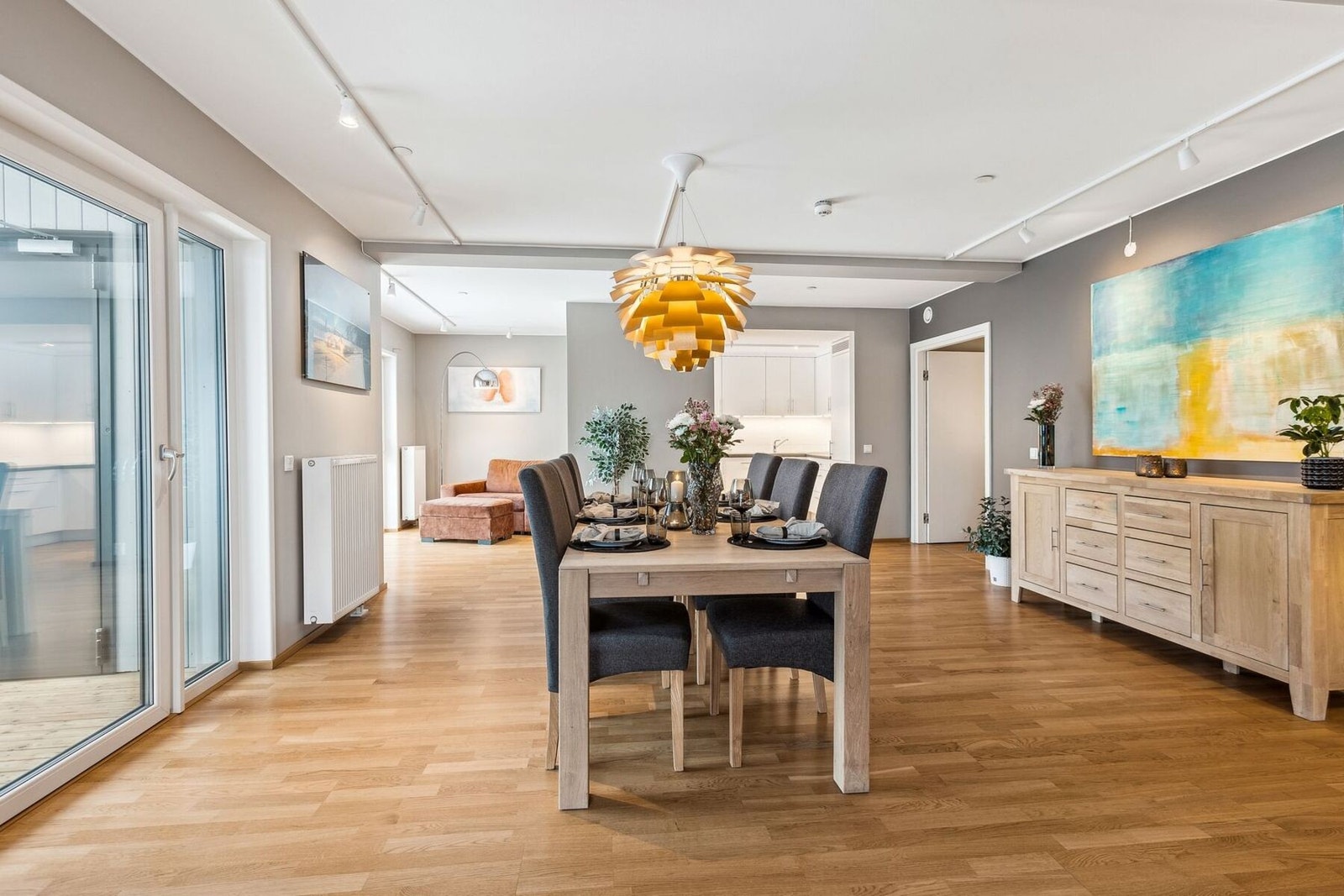 Fra stuen har du utgang til en herlig, innglasset balkong med god plass til utemøbler - et perfekt uterom som kan nytes store deler av året. Galleribilde