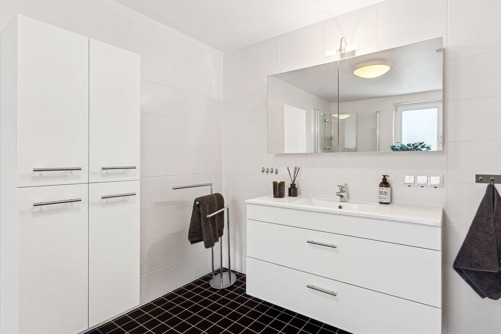 Baderommet tilknyttet soverommet er svært romslig med oppbevaringsskap. Galleribilde