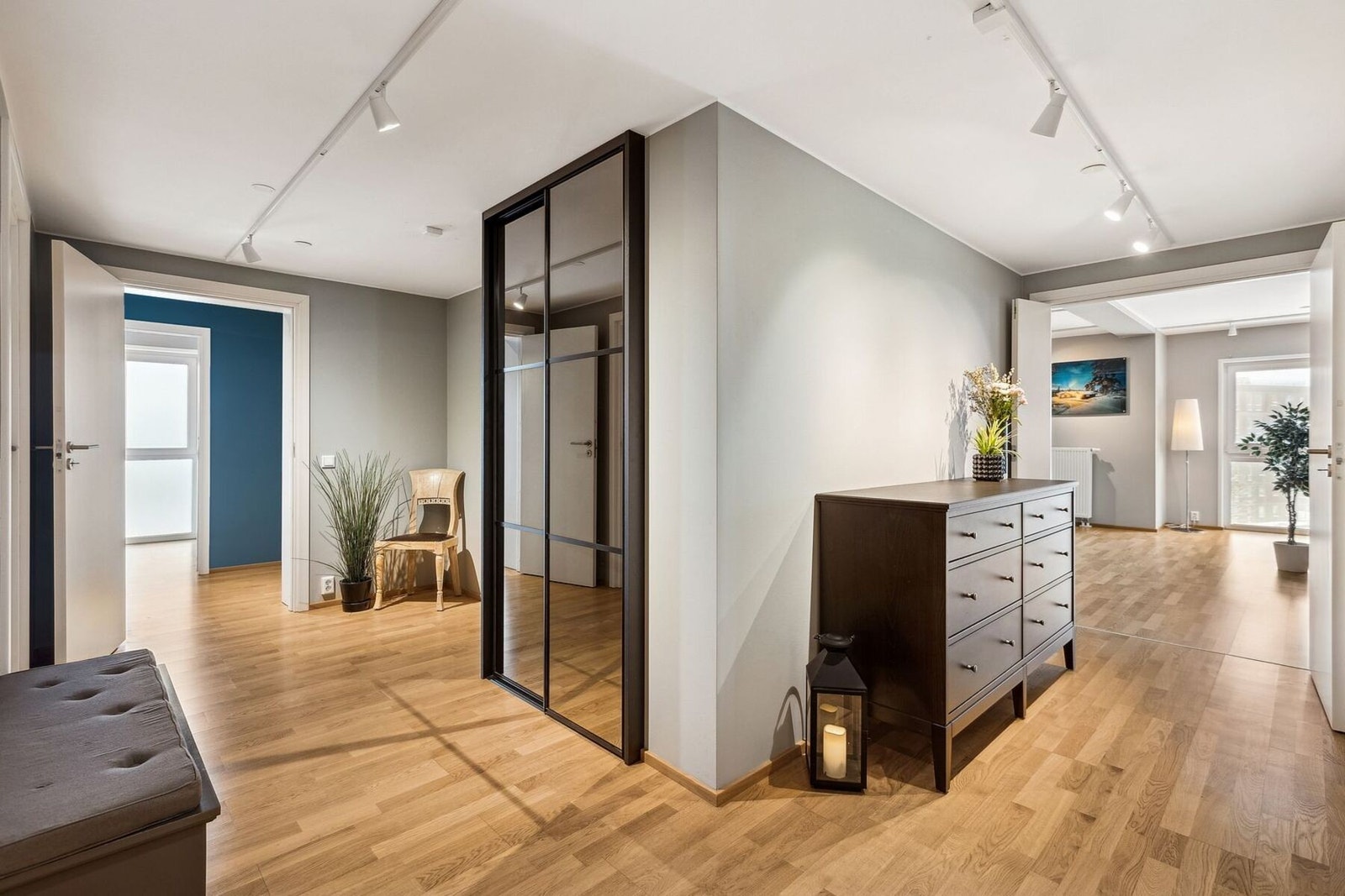 Videre inn i mellomgangen er det god plass til garderobeløsning i tillegg til annet ønsket møblement. Galleribilde