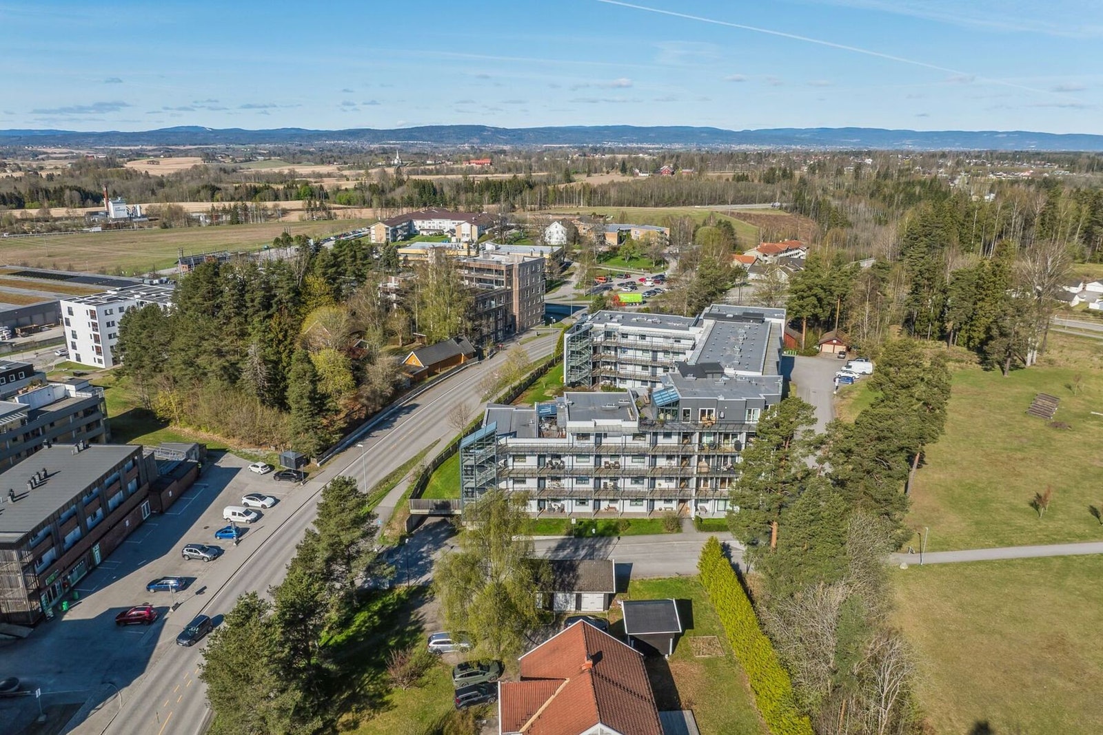 Her har du enkel tilgang til alt du trenger i hverdagen med dagligvarebutikker, apotek og andre servicetilbud bare noen minutter unna. Galleribilde