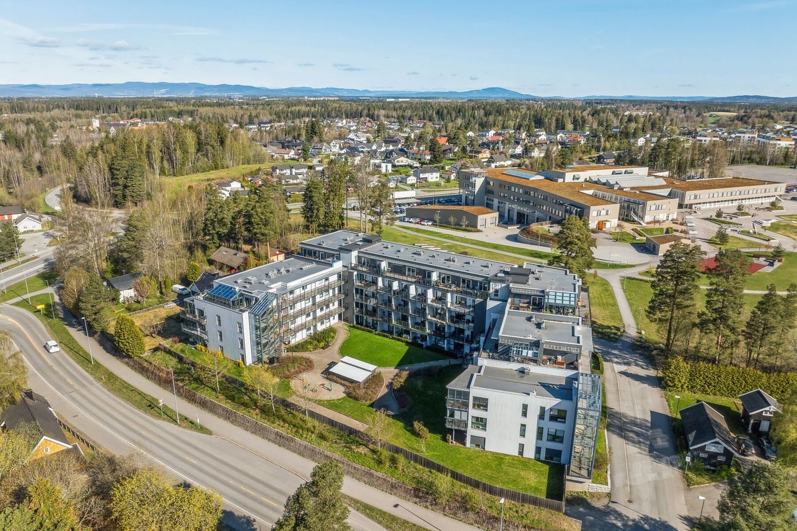 Her bor du i et ettertraktet område som kombinerer bylivets bekvemmeligheter med rolige omgivelser og nydelig utsikt. Galleribilde