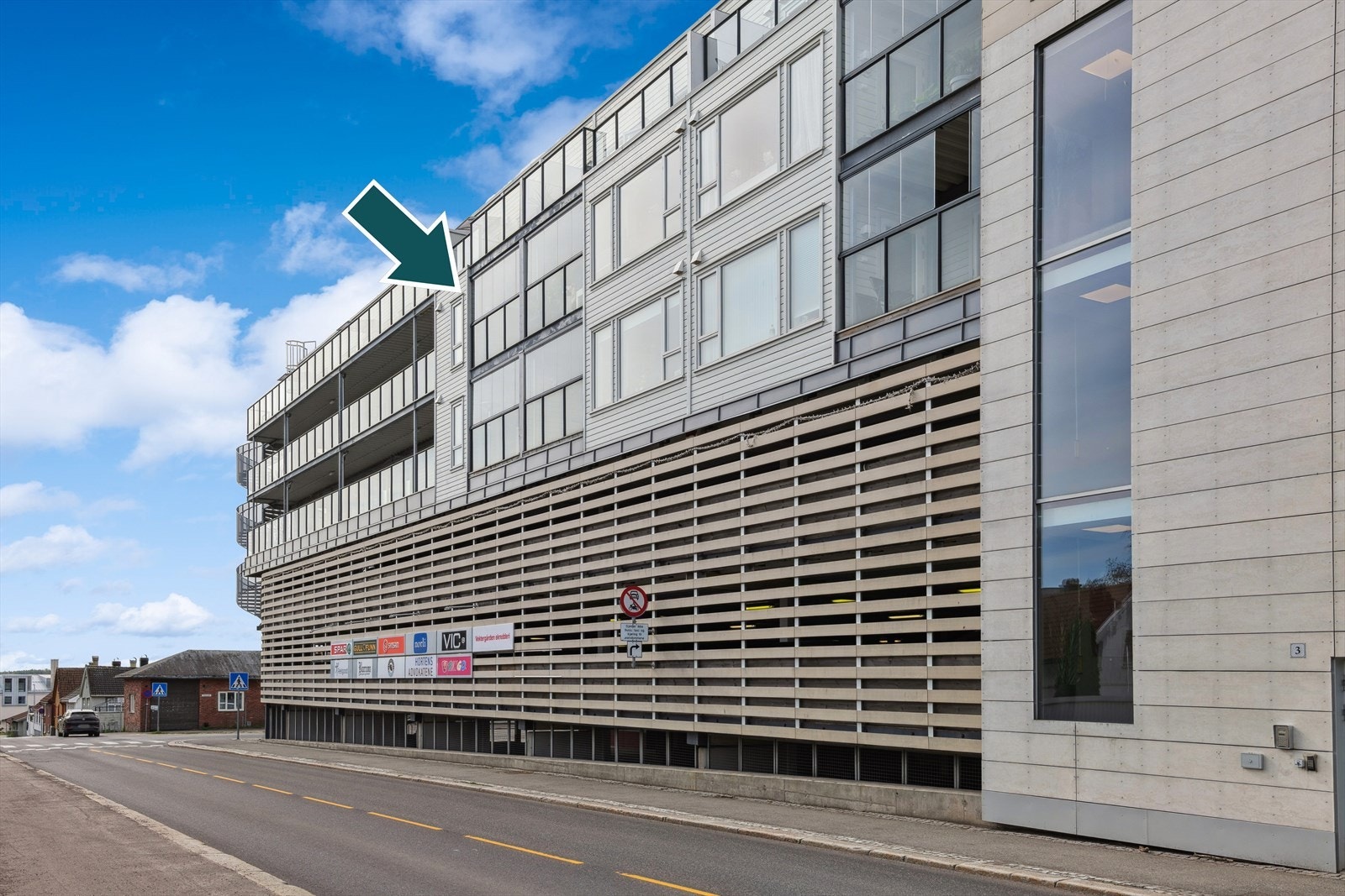 Leiligheten ligger i byggets 4.etasje, her med pil på alkoven og balkongen. Galleribilde