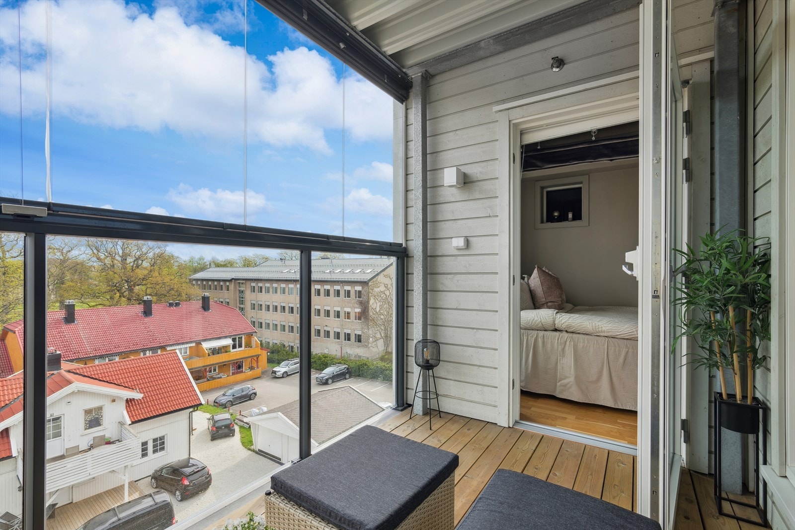 Balkongen er innglasset med glass som kan åpnes og skyves til siden Galleribilde