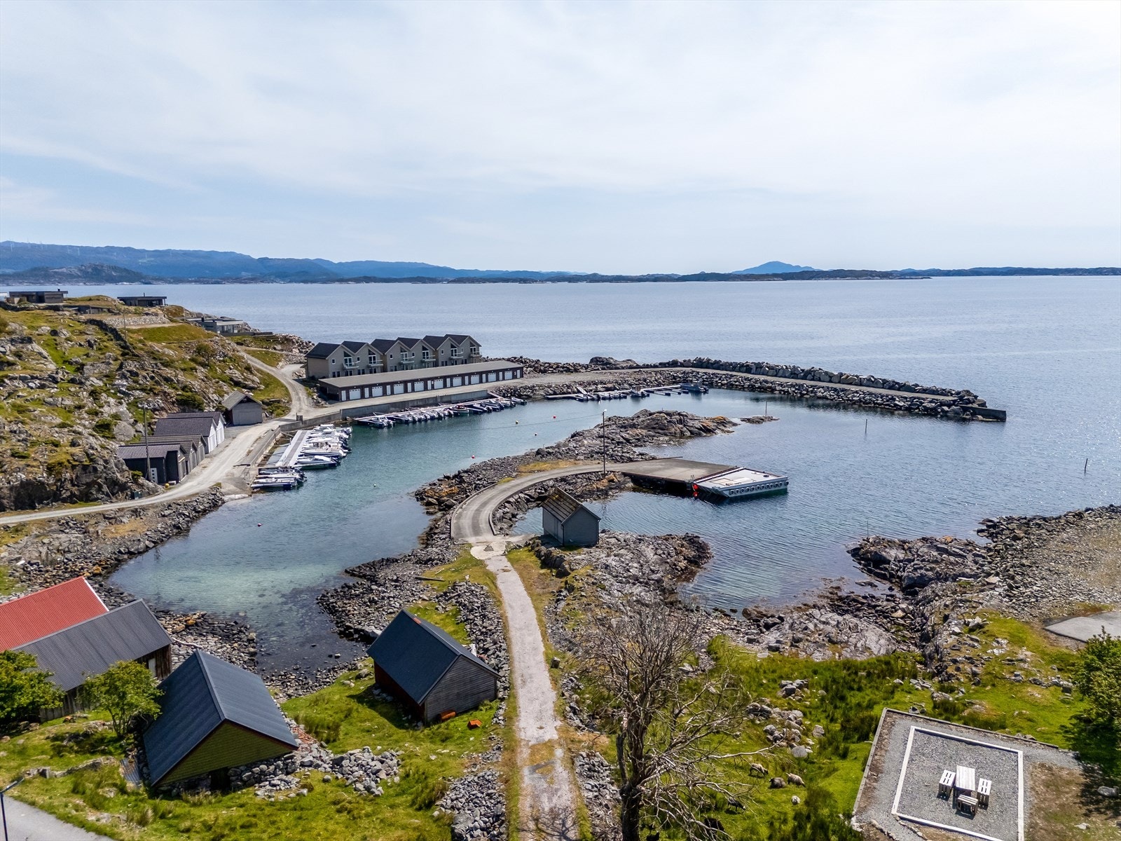 Havneområdet like nedenfor der eiendommen har naust og 3 båtfester. Galleribilde