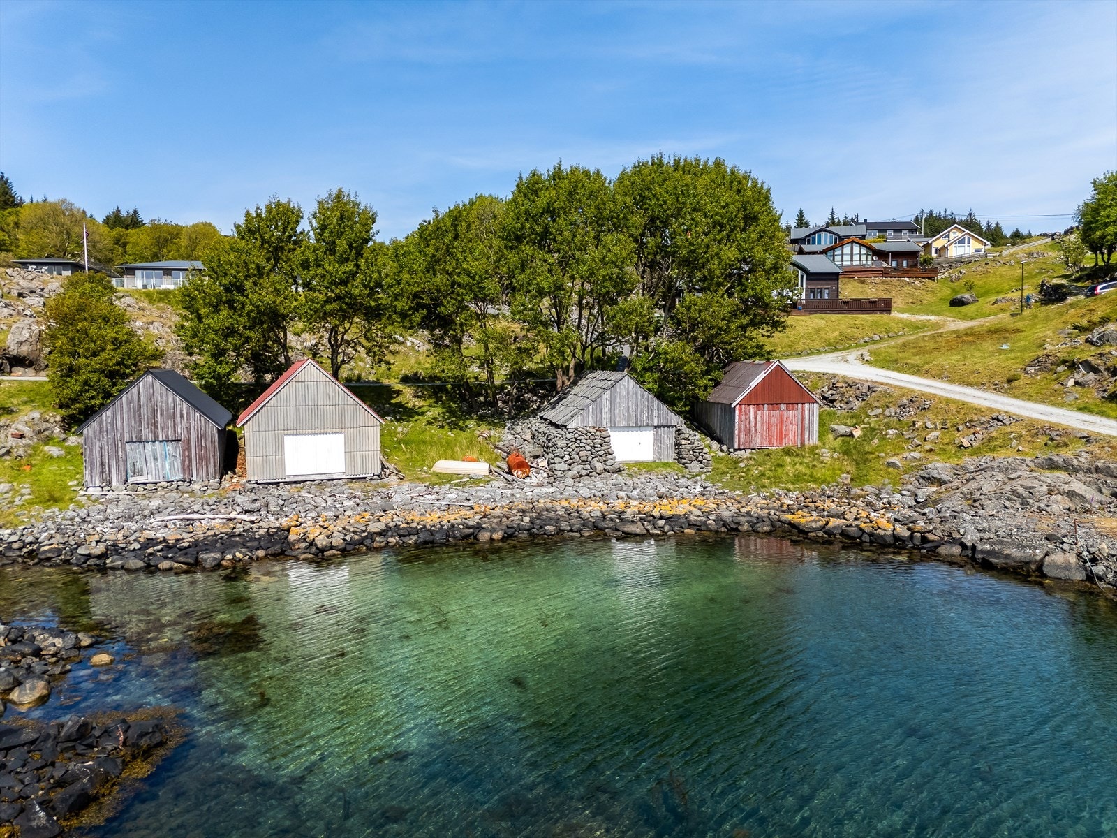 Naustet helt til høyre på bildet hører til eiendommen. Galleribilde