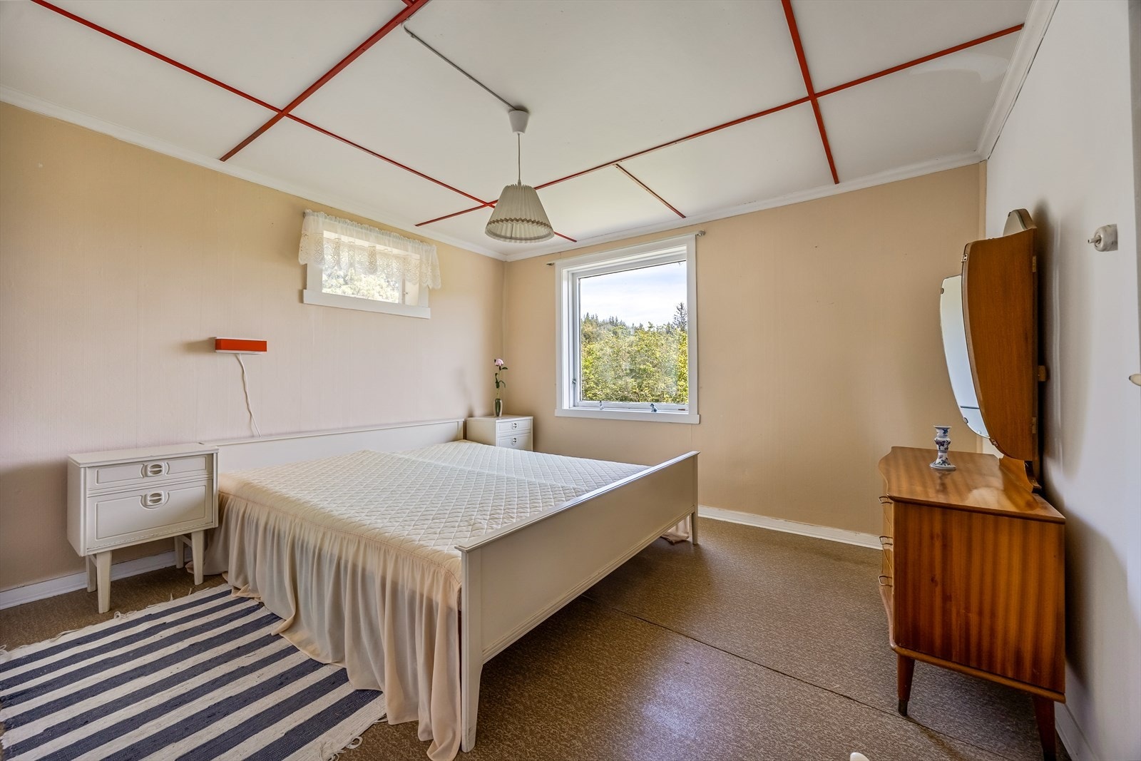 Soverom i hovedetasje. Galleribilde