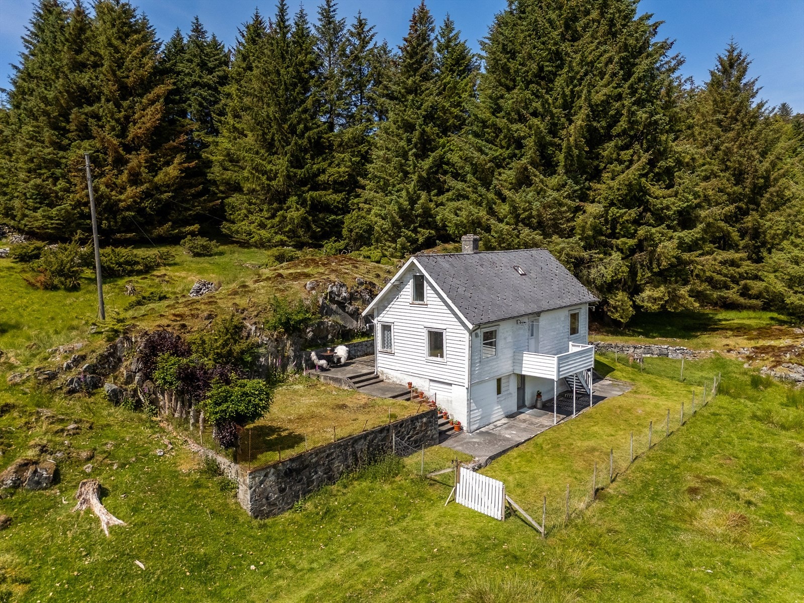 Eiendommen ligger tilbaketrukket og skjermet til i et vakkert kystlandskap. Galleribilde