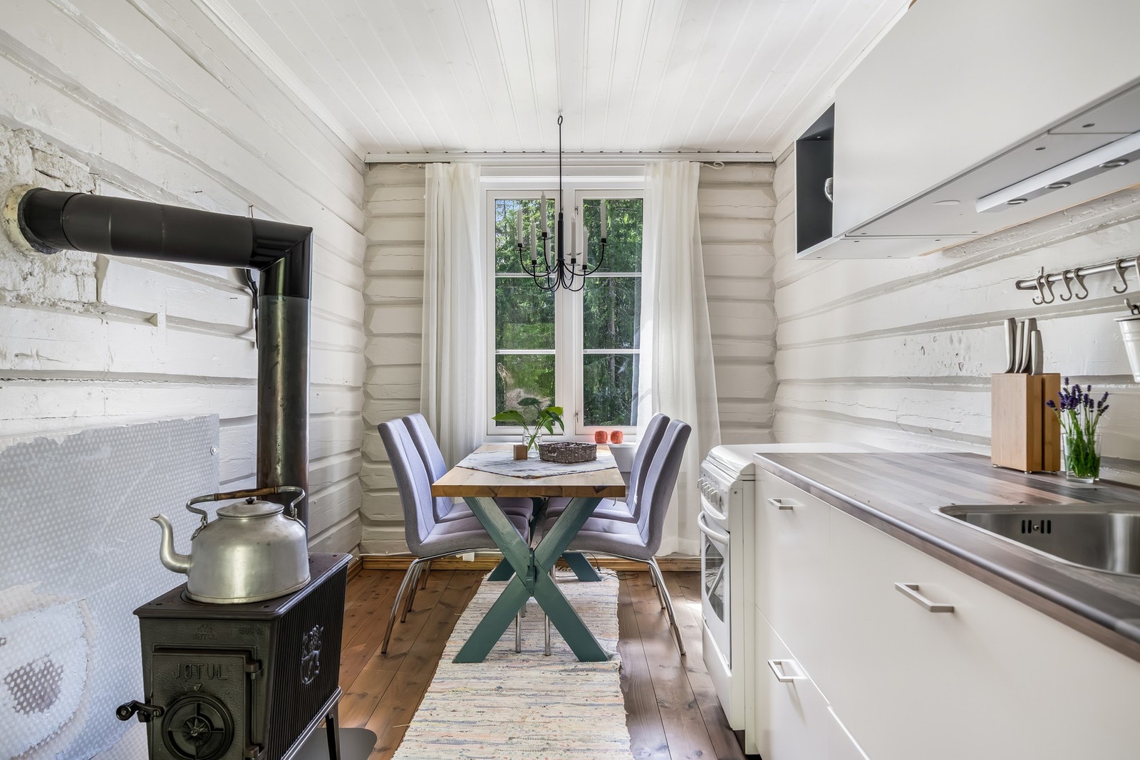 Store vindusflater som slipper inn godt med lys. Galleribilde