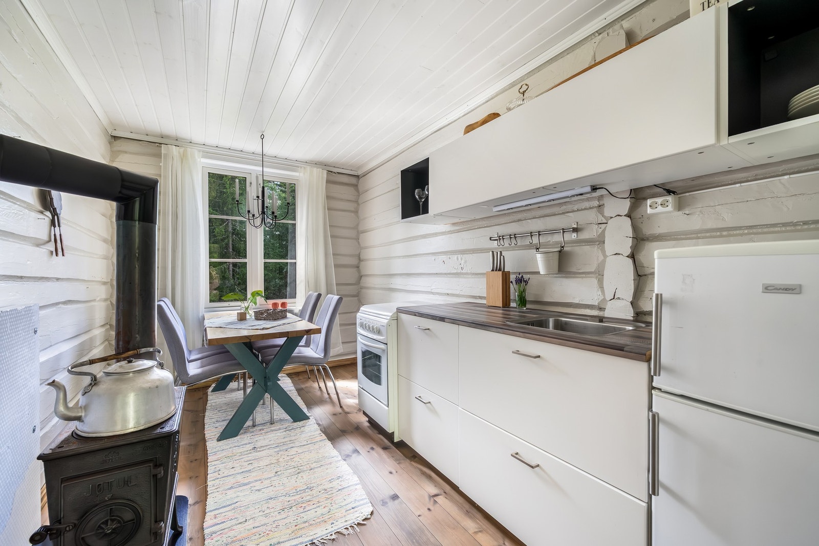 Kjøkkeninnredning med slette fronter og laminert benkeplate. Galleribilde