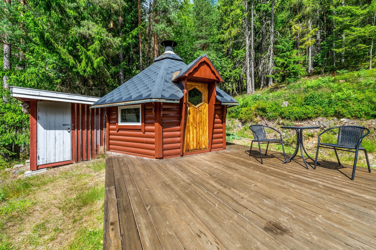 Grillhytte med tilhørende platting, her kan kvelder nytes med familie og venner! Galleribilde
