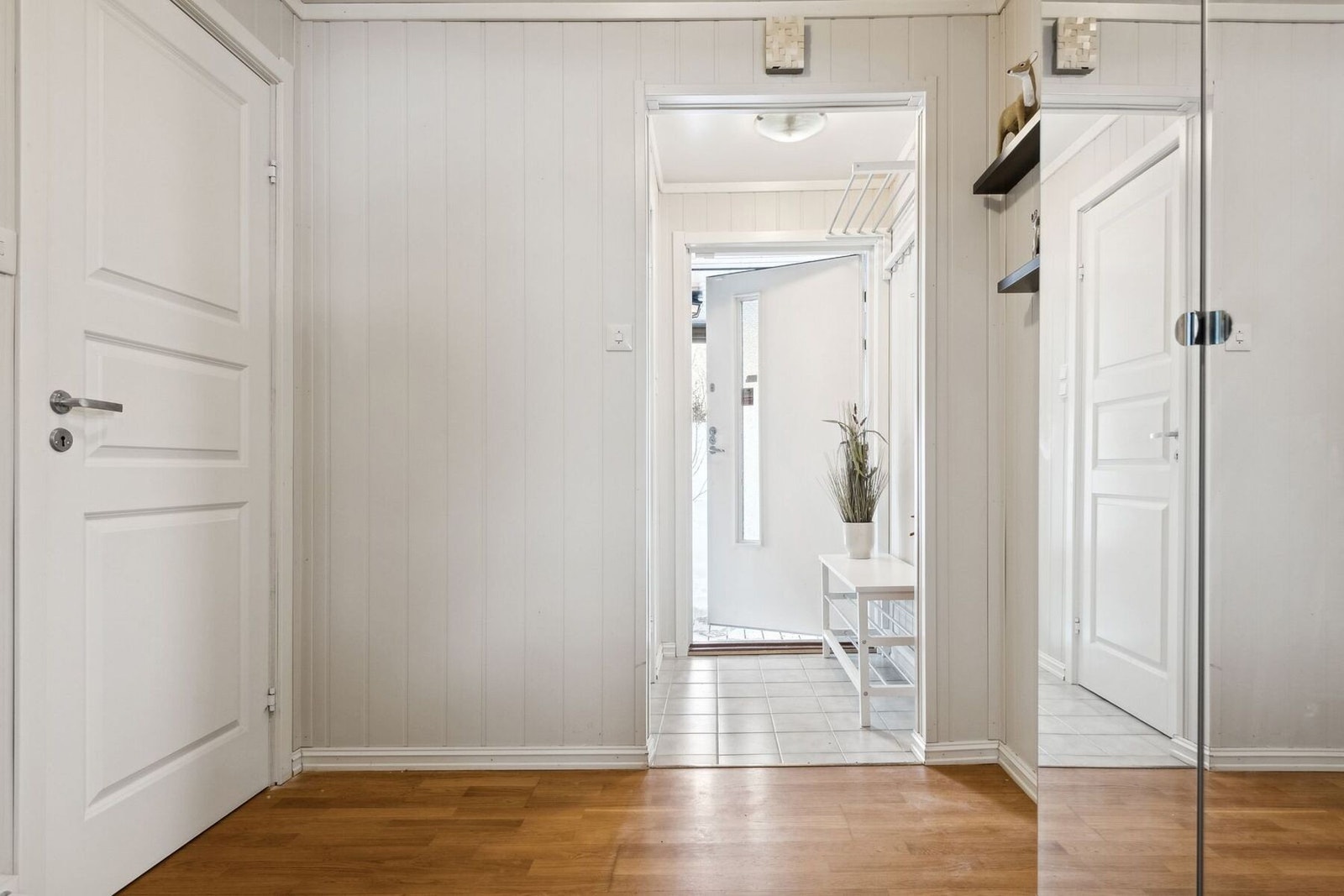 Velkommen inn i entré og gang med plass til yttertøy og sko. Galleribilde