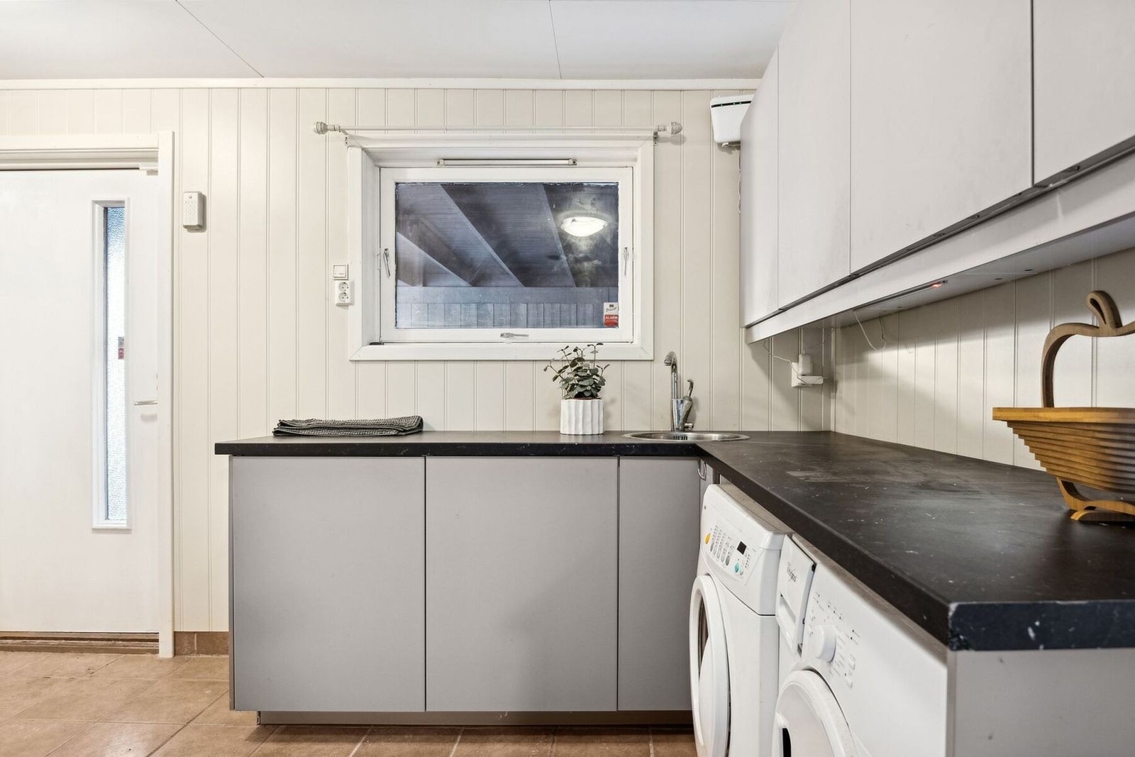 Vaskerommet har egen inngangsdør via carporten - perfekt når barna kommer hjem med skittent yttertøy! Galleribilde