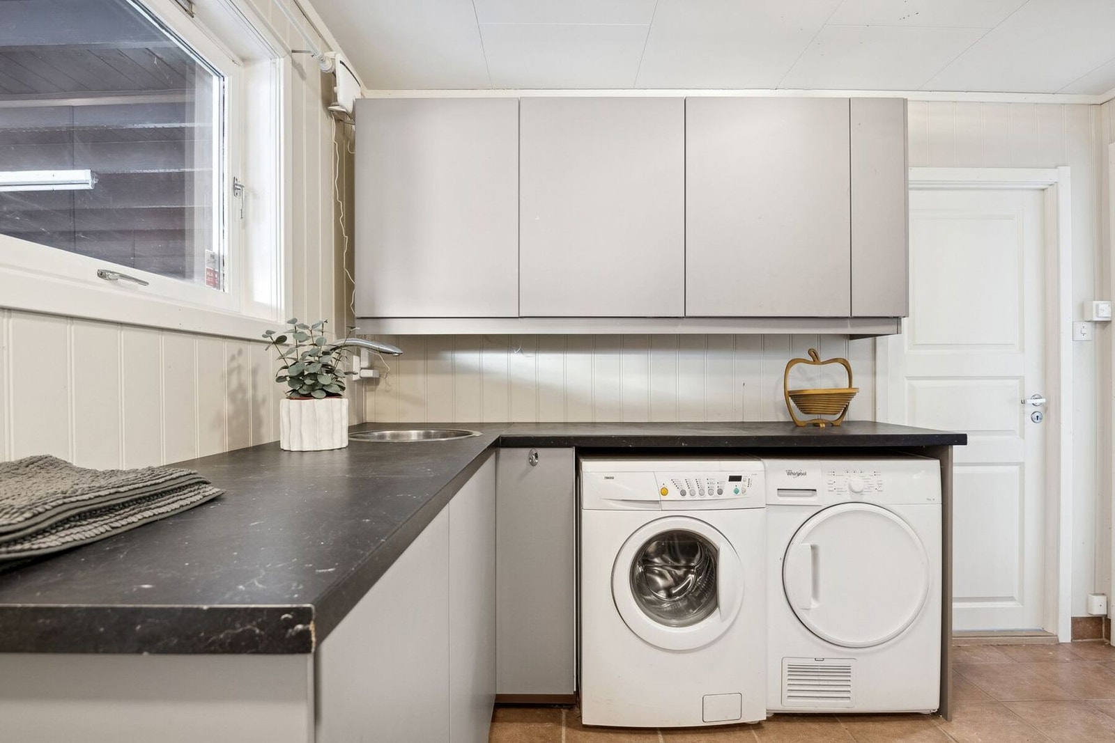 Praktisk vaskerom med romslig innredning. Galleribilde