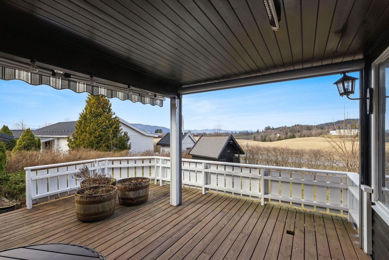 Deler av terrassen er overbygget og markisen skjermer godt for solen på de varmeste vår- og sommerdagene. Galleribilde