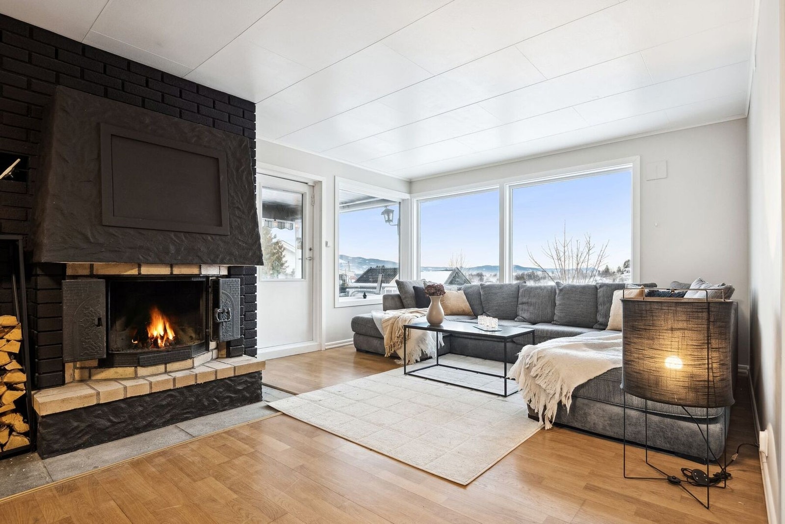 De store vindusflatene gir rikelig med naturlig lysinnslipp. Galleribilde