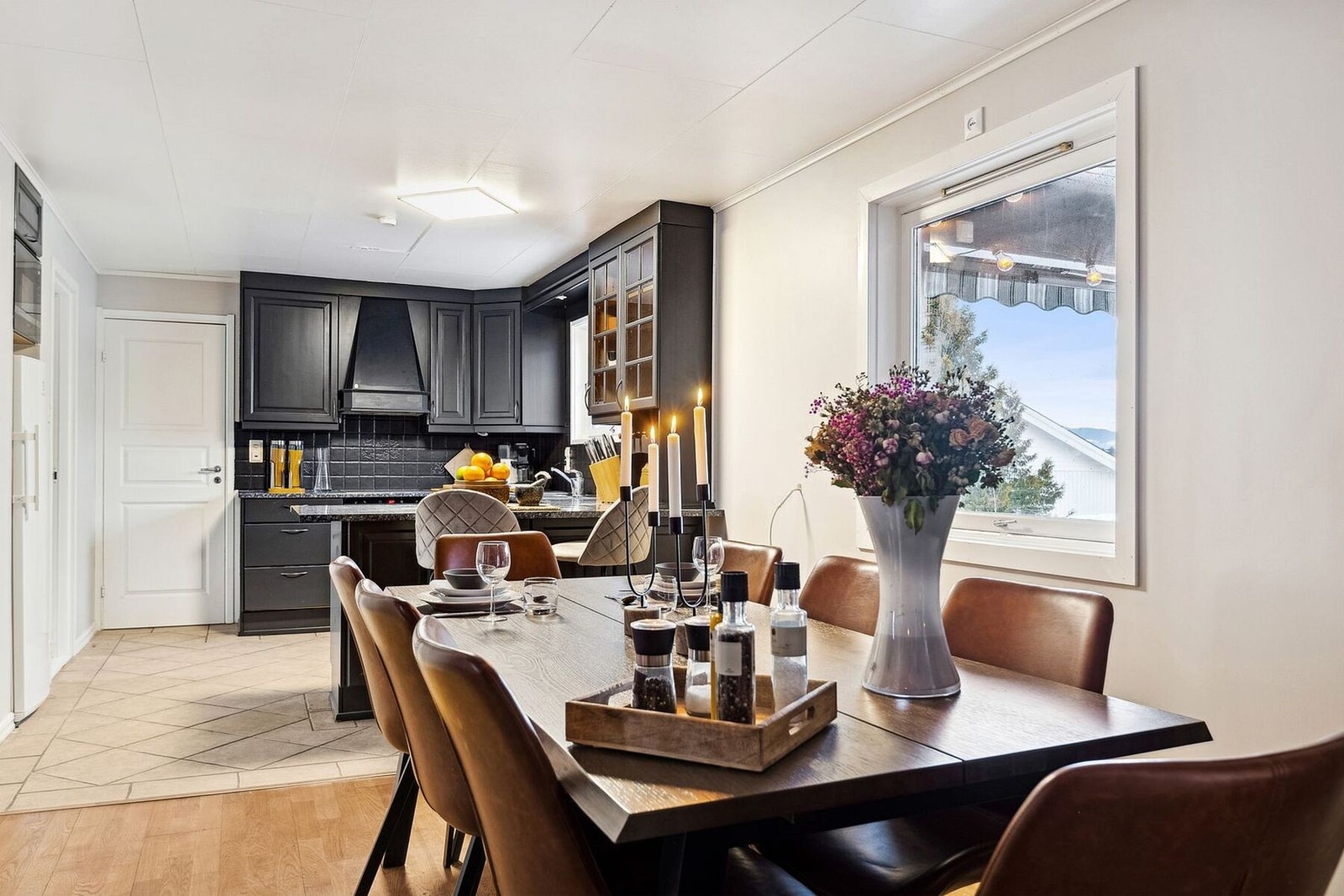 Ved inngangen til kjøkkenet er det plass til spisebord. Galleribilde