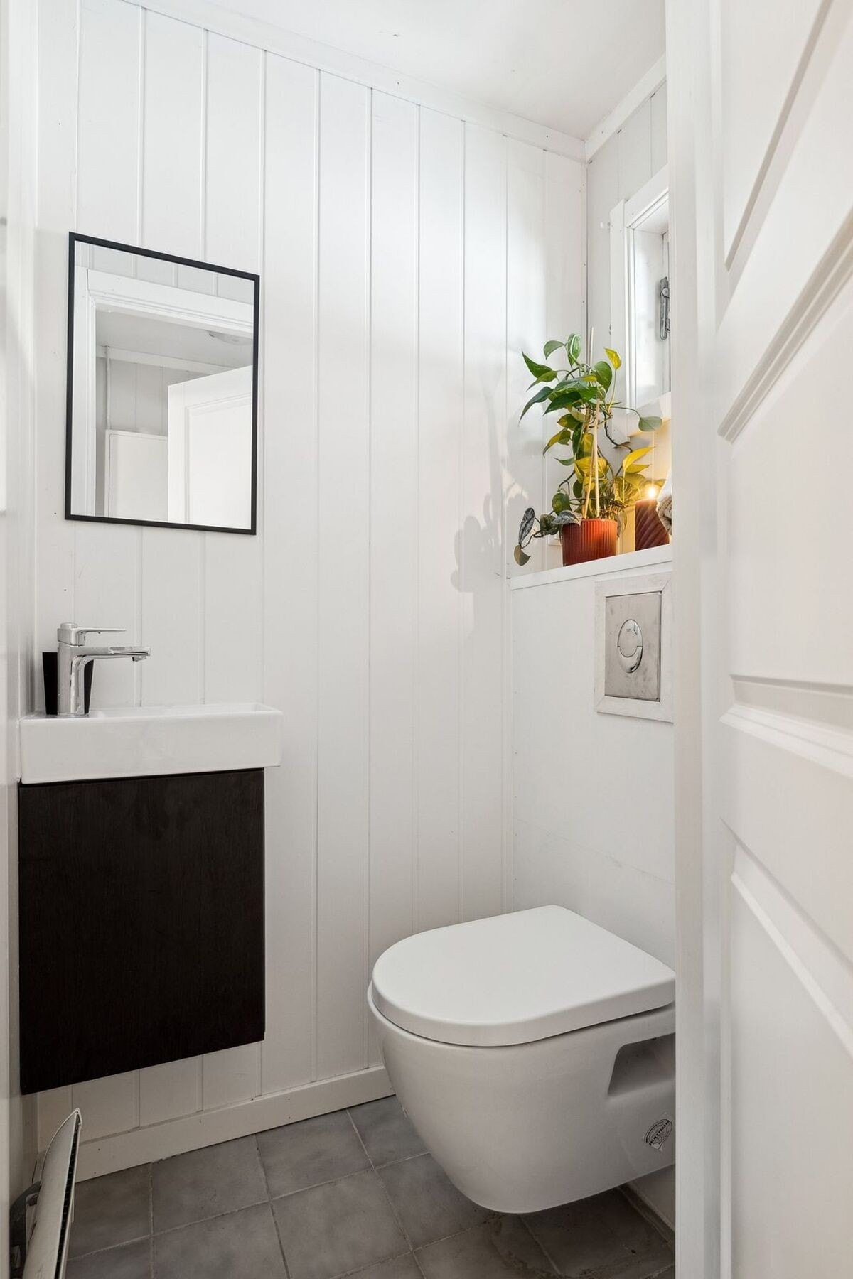 Toalettrommet har nytt veggmontert toalett og baderomsmøblement. Galleribilde