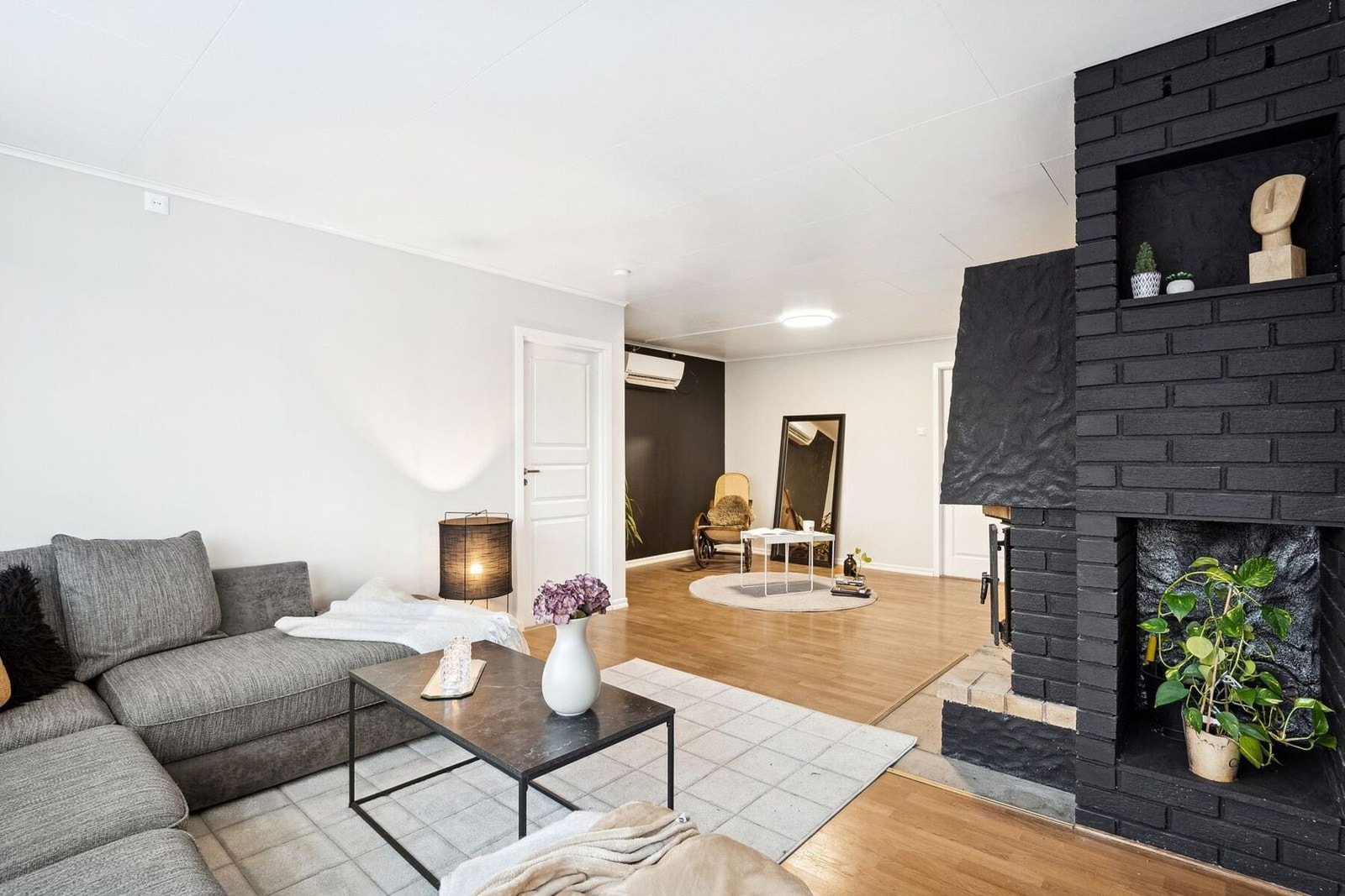 Stuen har god plass til både sofagruppe og loungeavdeling. Galleribilde