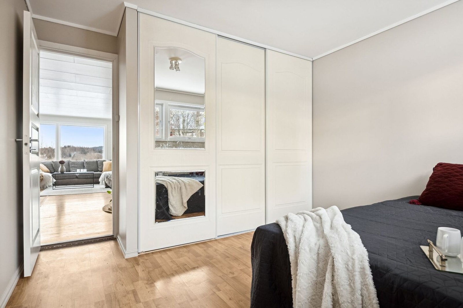 Hovedsoverommet har plass til dobbeltseng og oppbevaring i skyvedørsgarderobe. Galleribilde