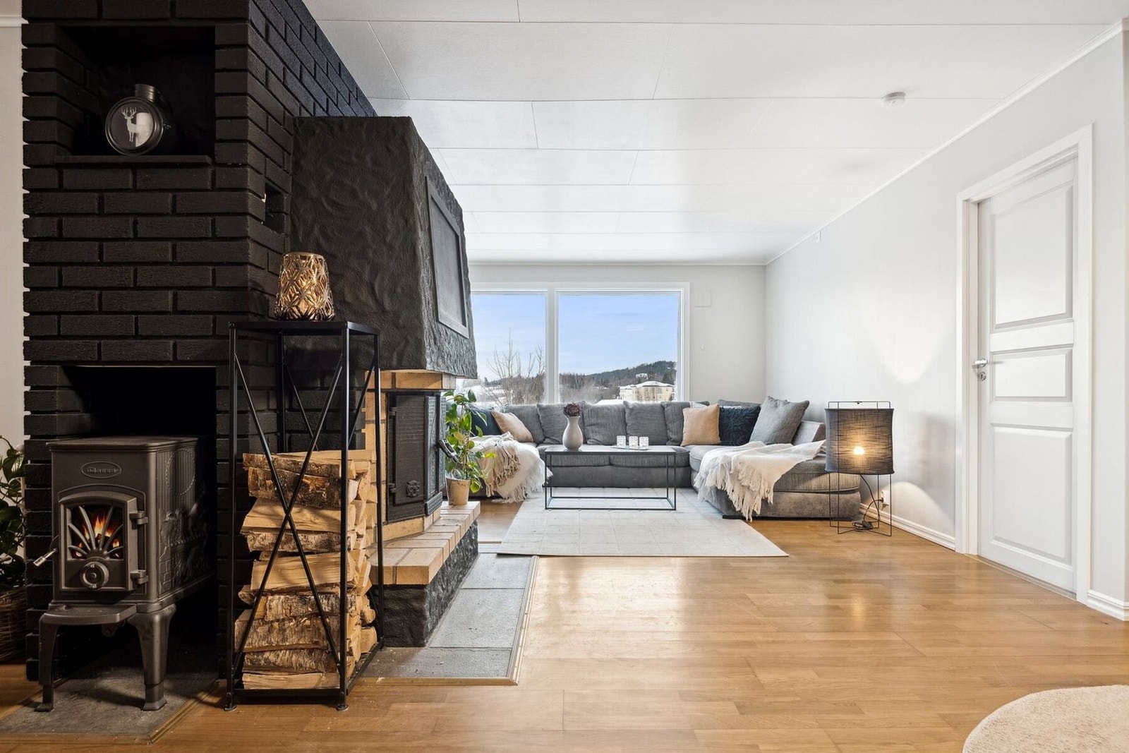 Oppvarming via vedovn, peis og varmepumpe sørger for en jevn og god innetemperatur. Galleribilde