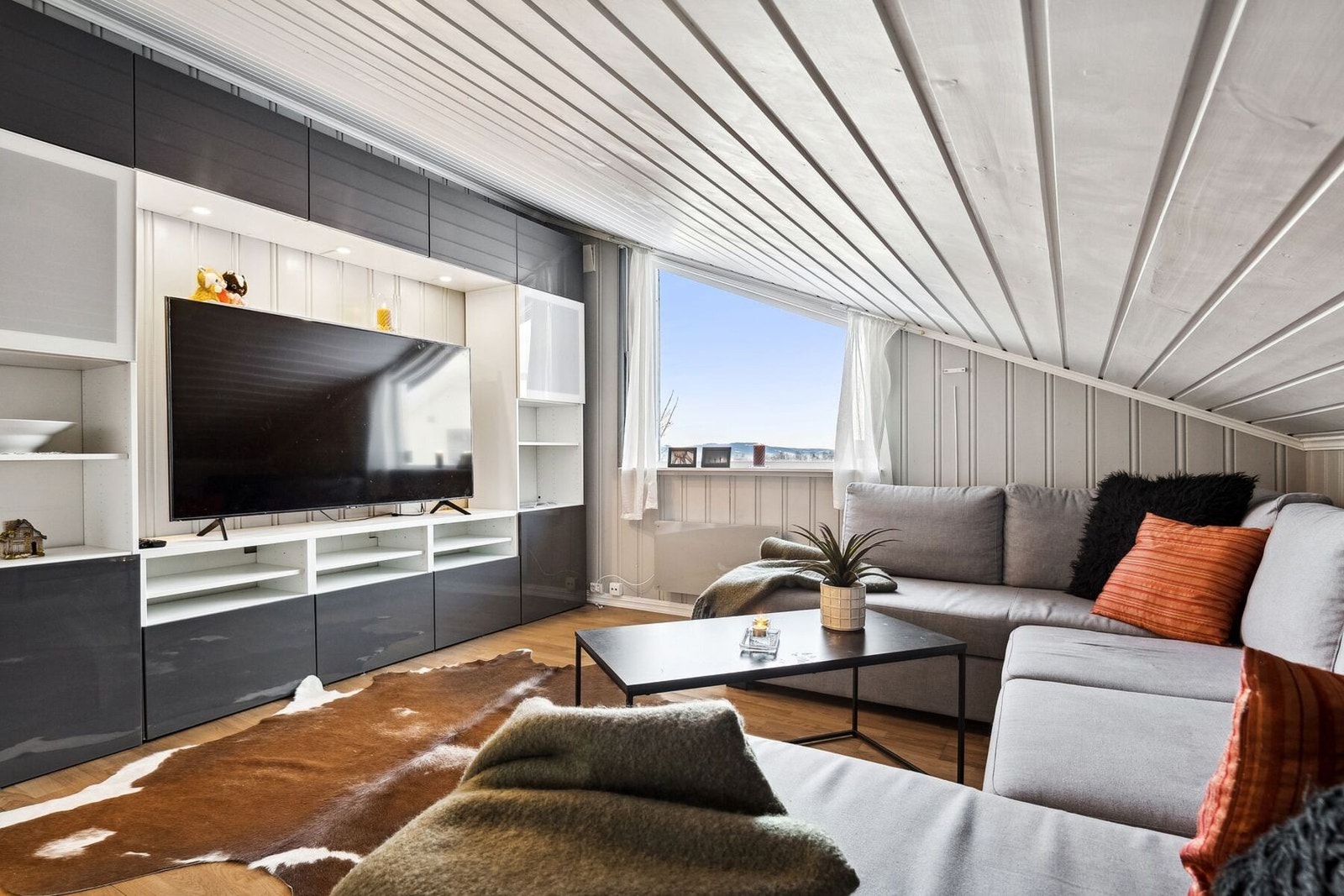 TV-stuen har plass til sofagruppe med tilhørende bord og TV-møblement. Galleribilde