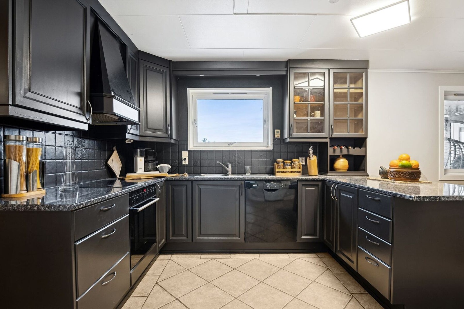 Hvitevarene består av kjøleskap, oppvaskmaskin, stekeovn, platetopp og mikrobølgeovn. Galleribilde