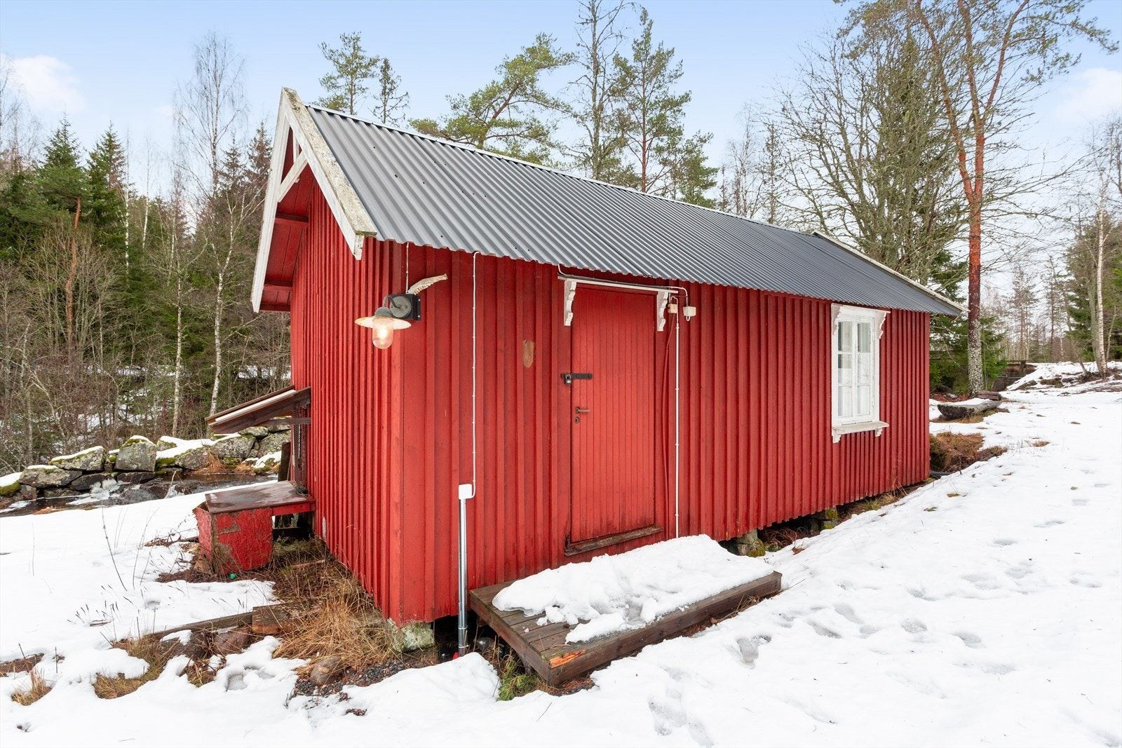I tillegg er det et anneks på BRA 23 m² på eiendommen, samt en utvendig bod på BRA 11 m² (boden på 11 m² samt deler av terrassen er ikke innenfor eiendommens tomtegrense, se punktet Ferdigattest for mer informasjon). Galleribilde