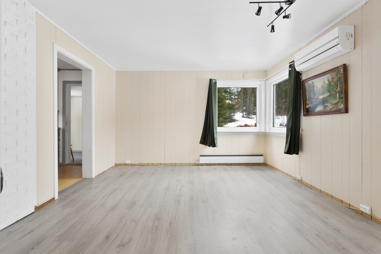 Fra kjøkkenet er det inngang til stuen, som er delt i to rom. Galleribilde