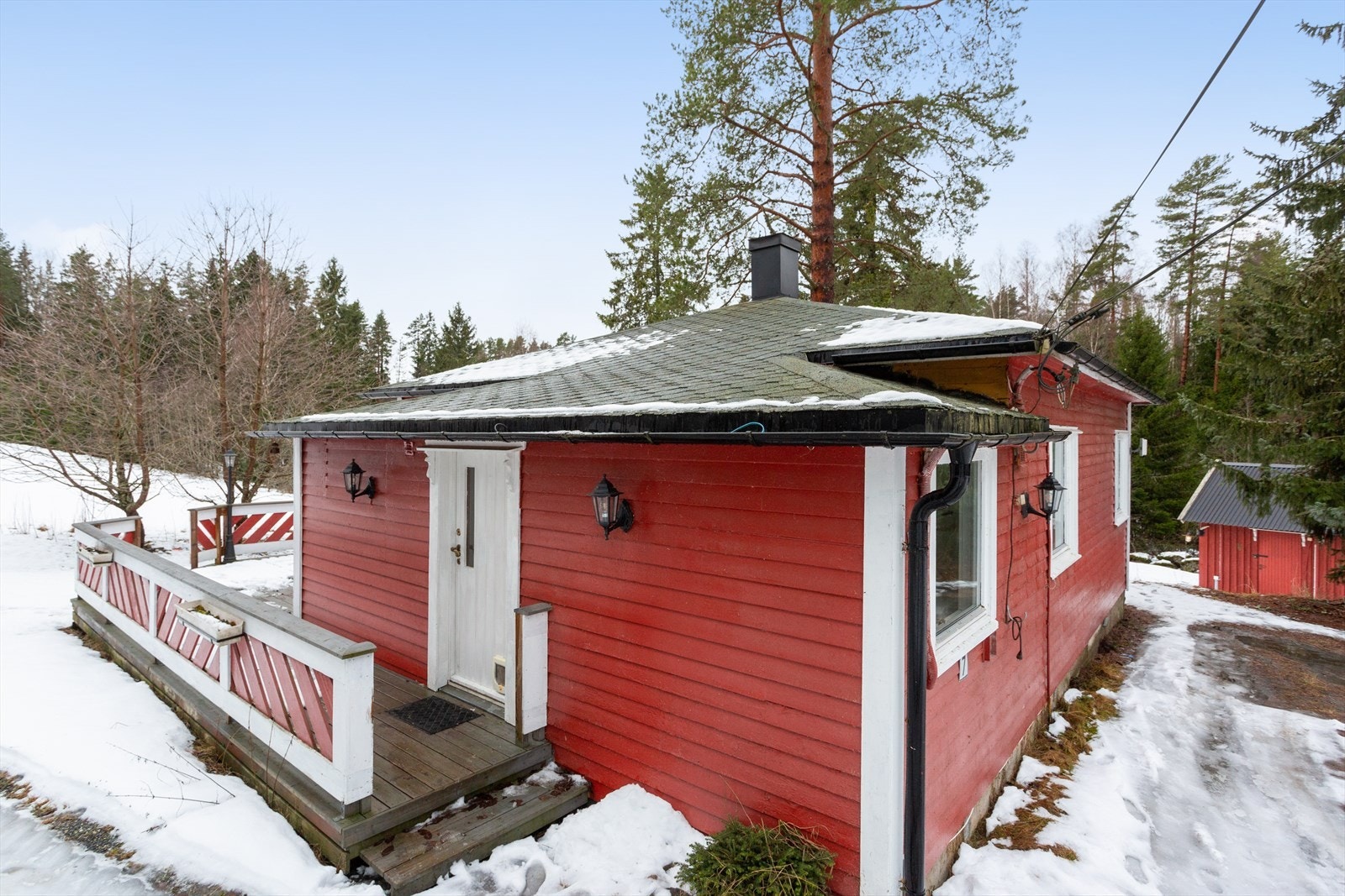 Boligen har et hyggelig inngangsparti med tilgang til terrasse. Galleribilde