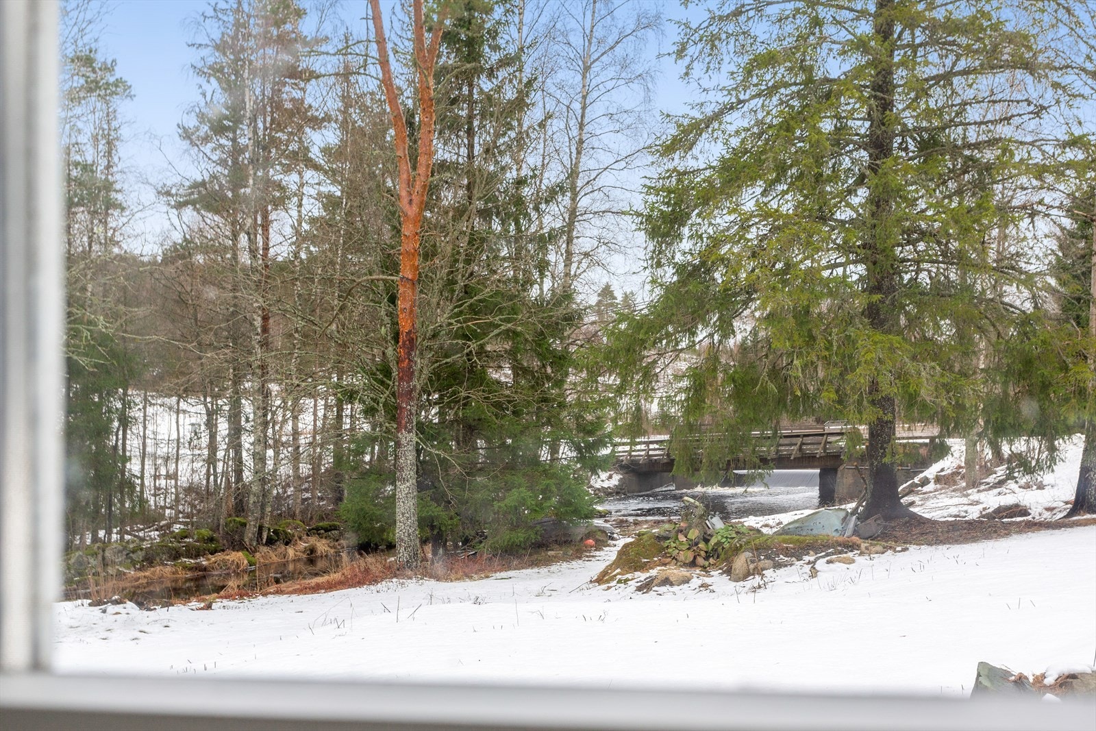 Utsikt fra vinduene i kjøkken Galleribilde