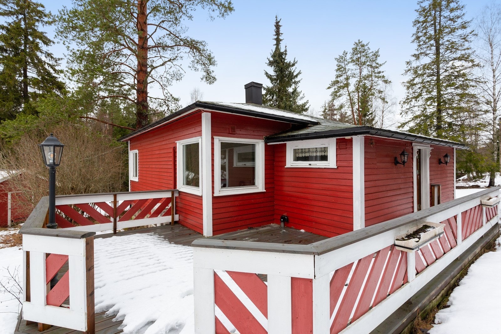 Eldre enebolig med god beliggenhet i landlige omgivelser ca. 6,5 km fra Aursmoen/Aurskog sentrum. Galleribilde