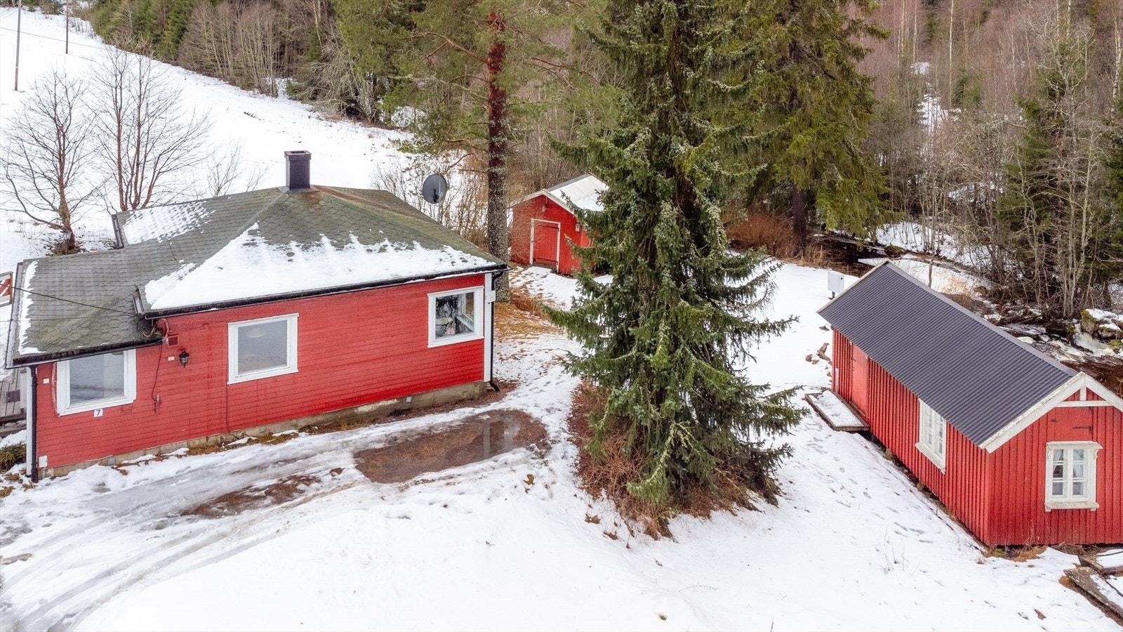 Det er plass til biloppstilling i oppkjørselen. Galleribilde