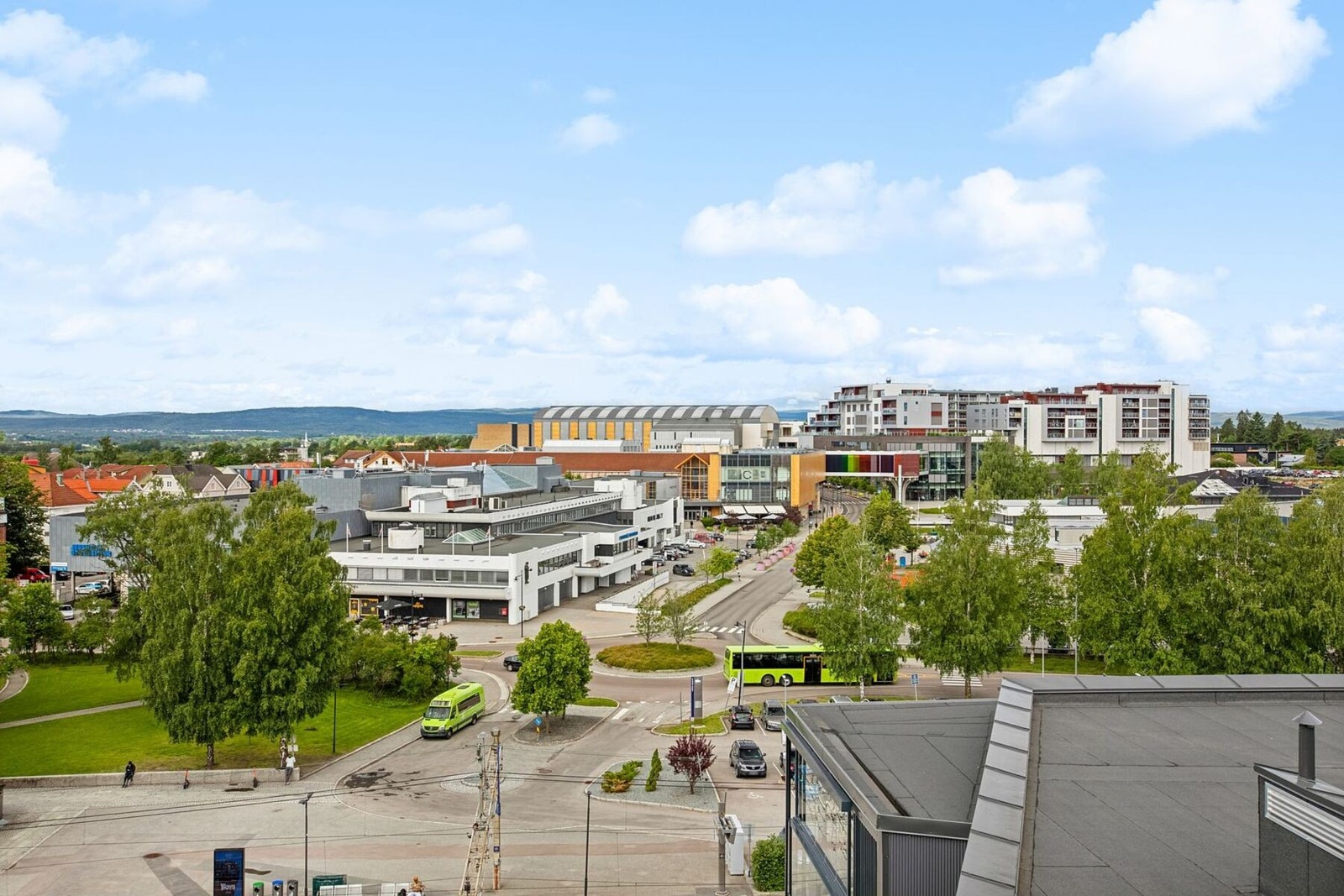 Kun få minutter til Jessheim Storsenter med alt du trenger av servicetilbud. Galleribilde