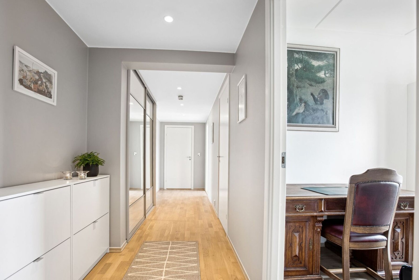 Det er oppbevaring i skyvedørsgarderobe med speilfronter i entréen. Galleribilde