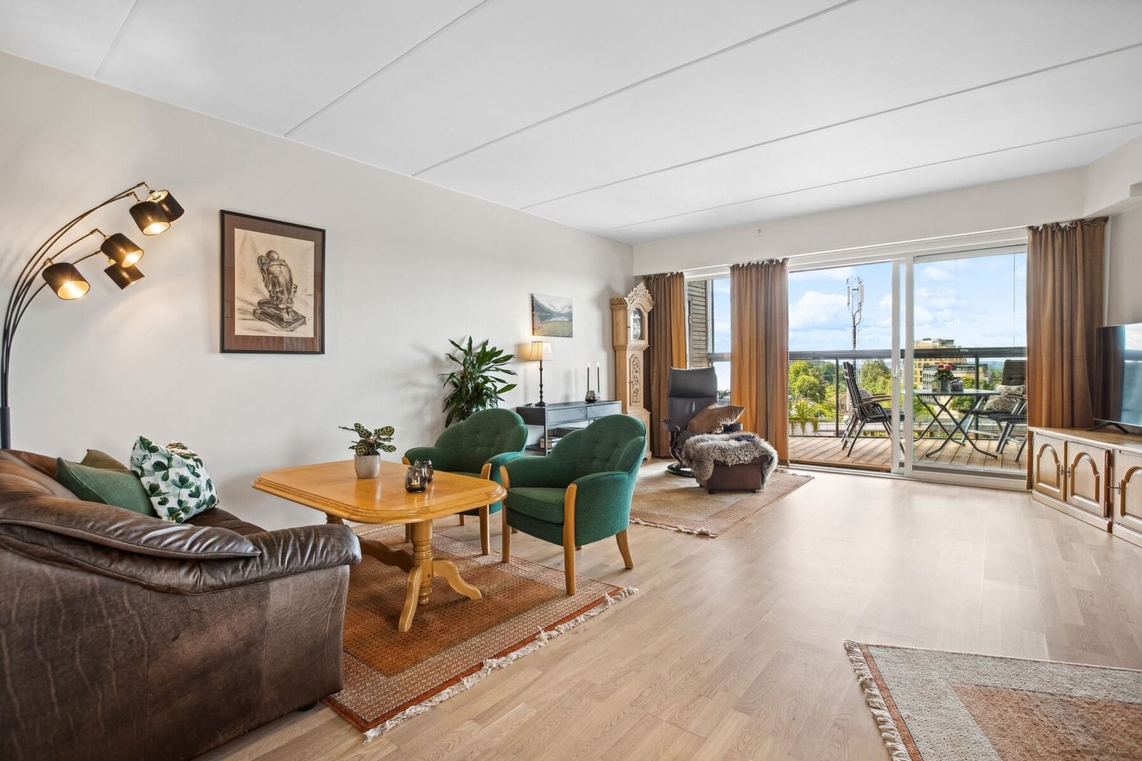 Stue med fine lysinnslipp og utgang direkte til solrik, innglasset balkong. Galleribilde