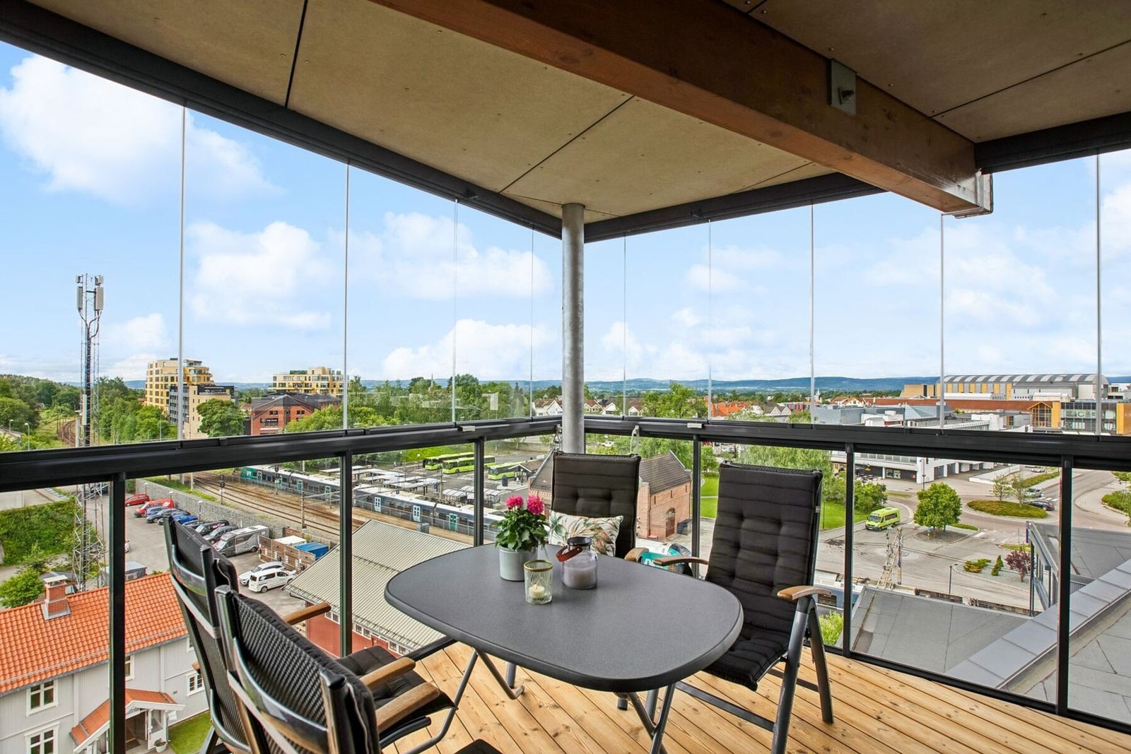 Balkongen har god plass til sittegruppe. Galleribilde