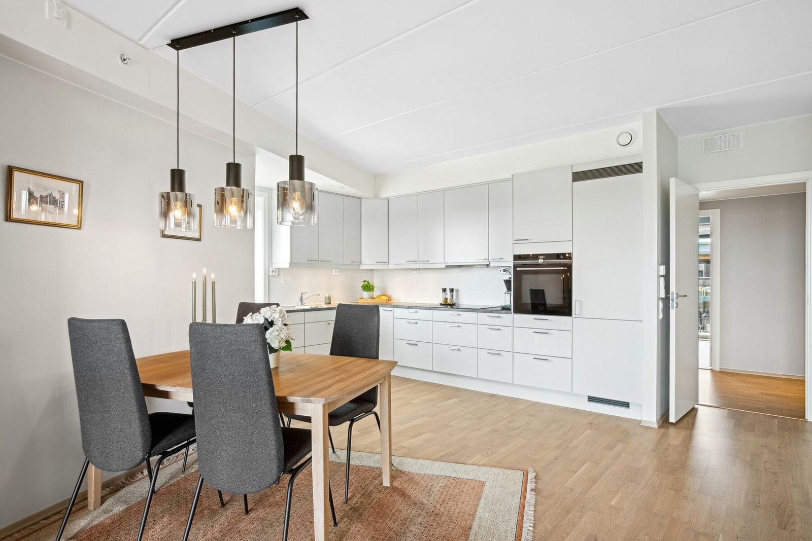 Kjøkken og stue ligger i en praktisk, åpen løsning. Galleribilde