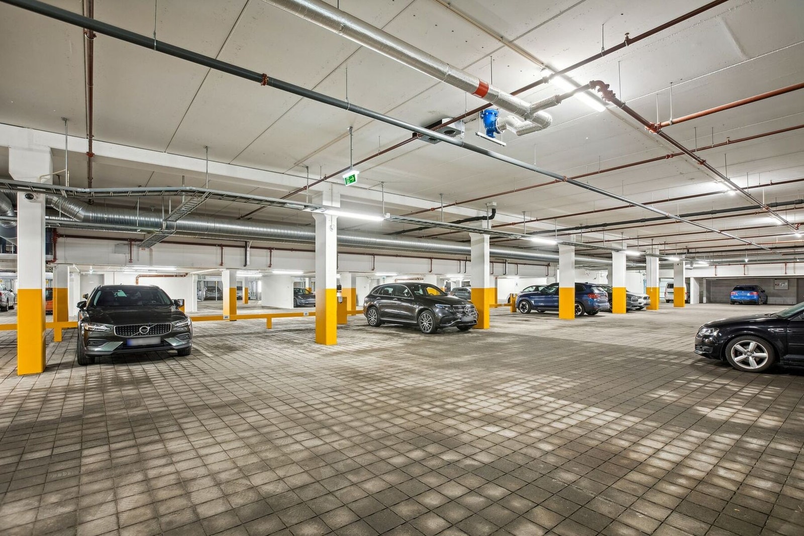 Det medfølger to parkeringsplasser med mulighet for elbil-lader i felles garasjekjeller. Galleribilde