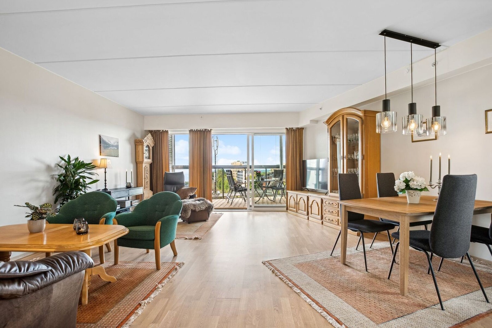 Leiligheten har en lys og åpen stue. Galleribilde