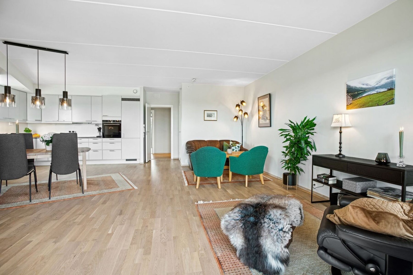 I stuen er det plass til sofagruppe med tilhørende bord og TV-møblement. Galleribilde