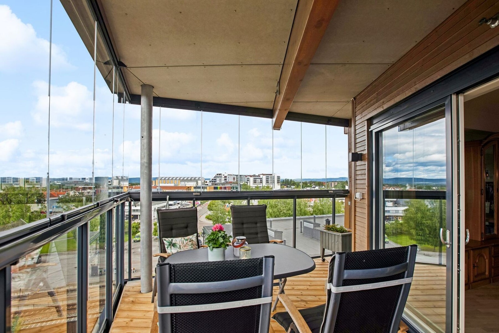 Innglassingen gjør at du kan nyte uteområdene fra tidlig vår til sen høst. Galleribilde