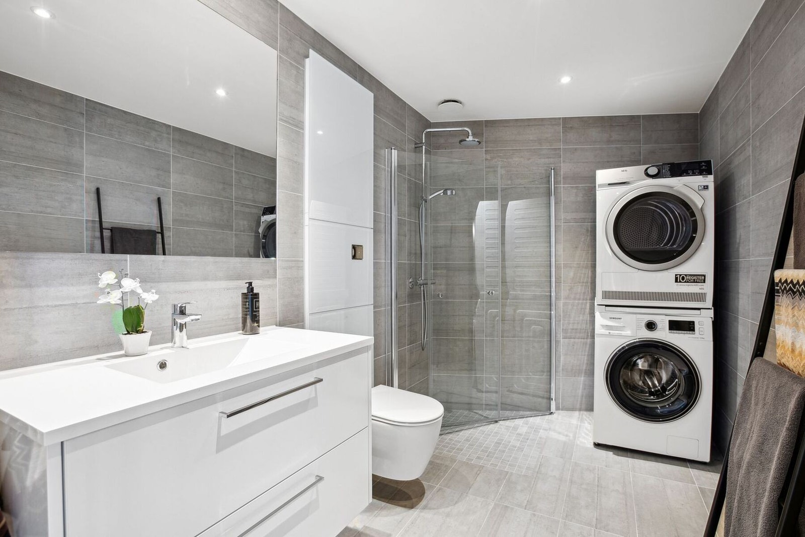 Helfliset baderom i forbindelse med entré. Galleribilde