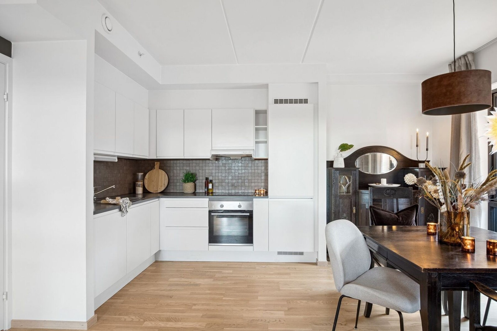 Kjøkkenet har en praktisk nedfelt oppvaskkum med ett-greps armatur, og det er rikelig med oppbevaringsplass i de mange skap og skuffer. Galleribilde