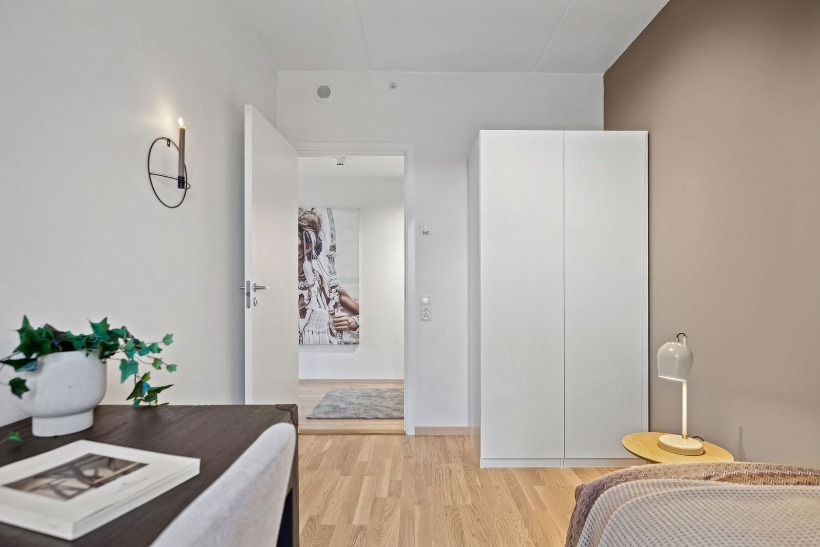 Den delikate innredningen med seng og skrivebord gir rommet både komfort og praktiske løsninger, ideelt for arbeid eller studier. Galleribilde