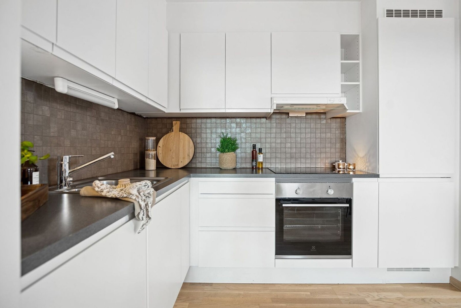 Kjøkkenet har gode arbeidsflater og gjør det enkelt å holde orden, ideelt for både hverdagsmatlaging og større selskap. Galleribilde