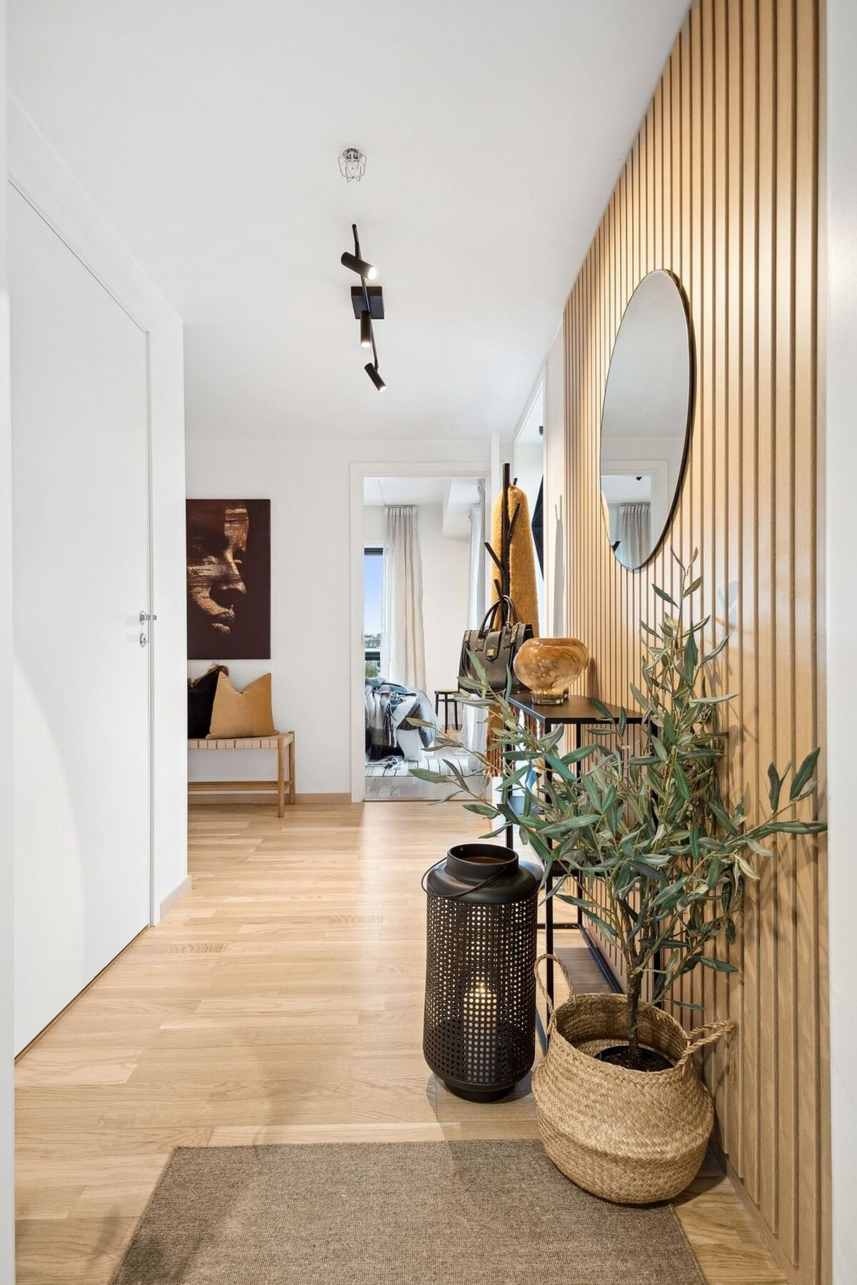 Her har du plass til en simpel garderobeløsning for oppbevaring av sko og annet yttertøy. Galleribilde