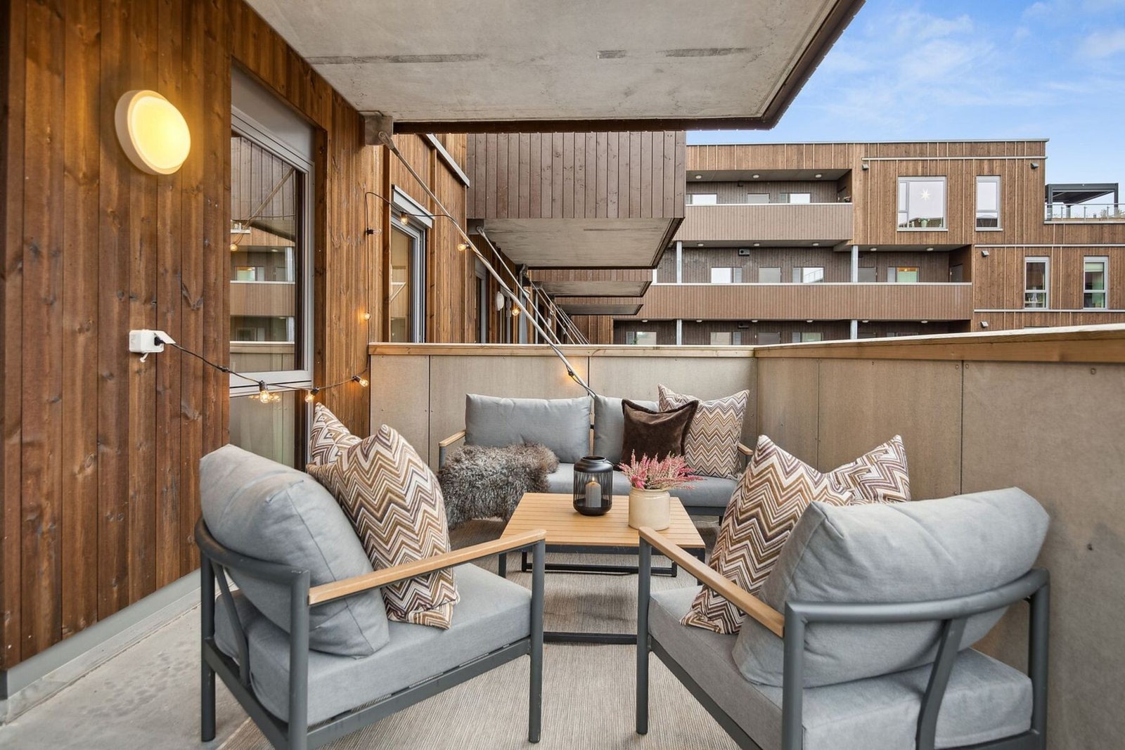 Leilighetens sørvestvendte balkong på hele 17 kvm er en oase i seg selv. Galleribilde