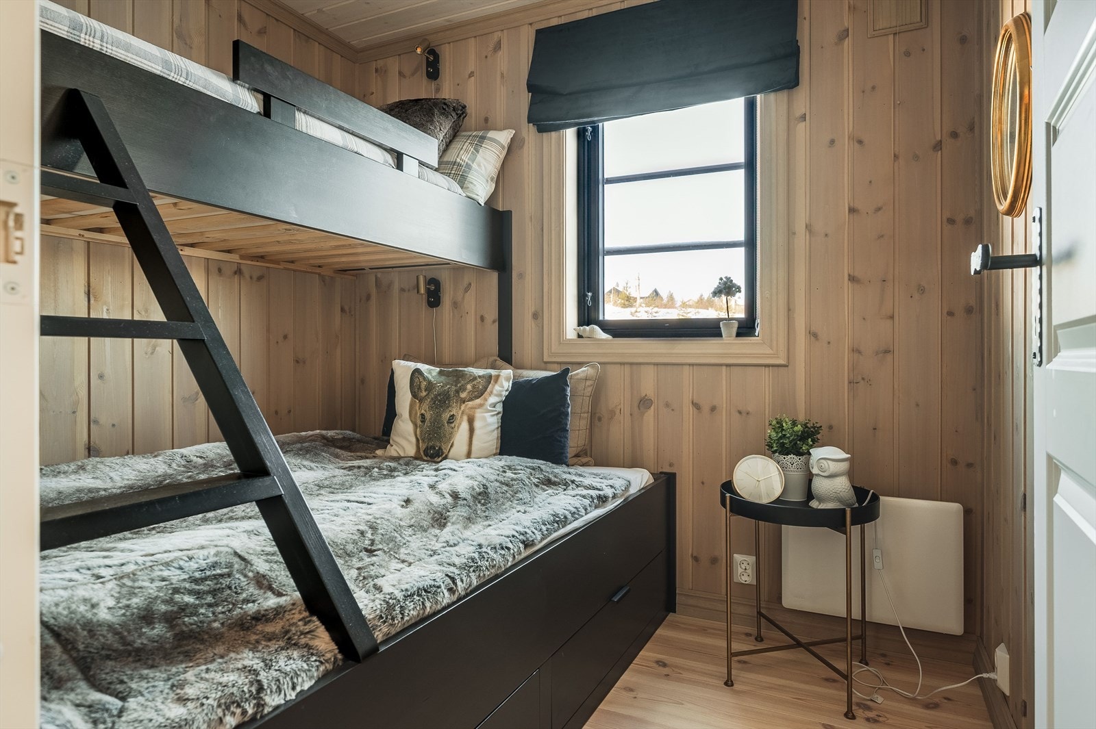 Både soverom 2 og 3 er fine rom som i dag er innredet med en familiekøyer og 3 sengeplasser på begge rom. Galleribilde