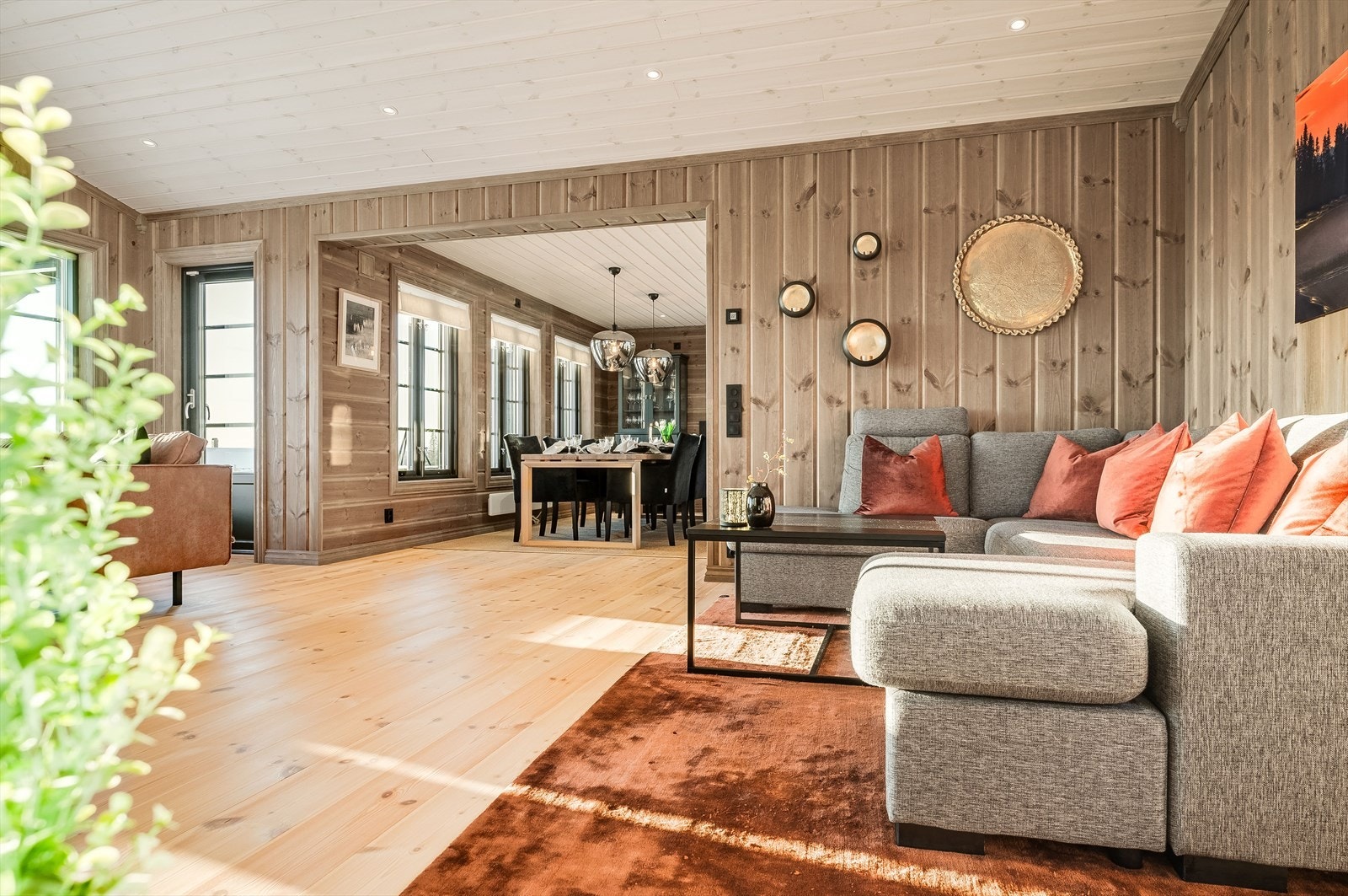 Stuen har høy standard fra 2021 med lyse heltre gulv, lun panel på veggene, skjult elektrisk anlegg og downlights i himlingen. Det er gulvvarme i alle rom bortsett fra soverom og oppstue. Galleribilde